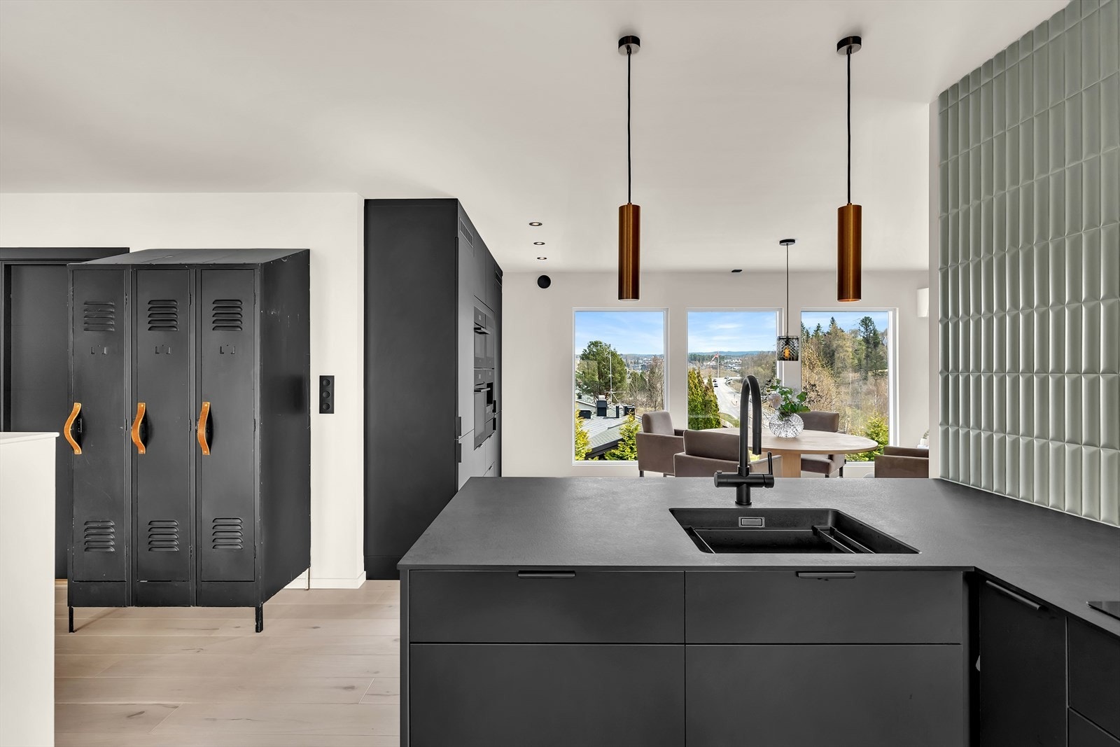 Det er montert pendellamper over kjøkkenbenken som sørger for god belysning. Galleribilde