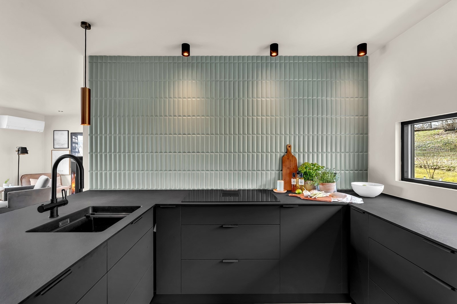 Kjøkkenet har godt med benkeplass. Galleribilde