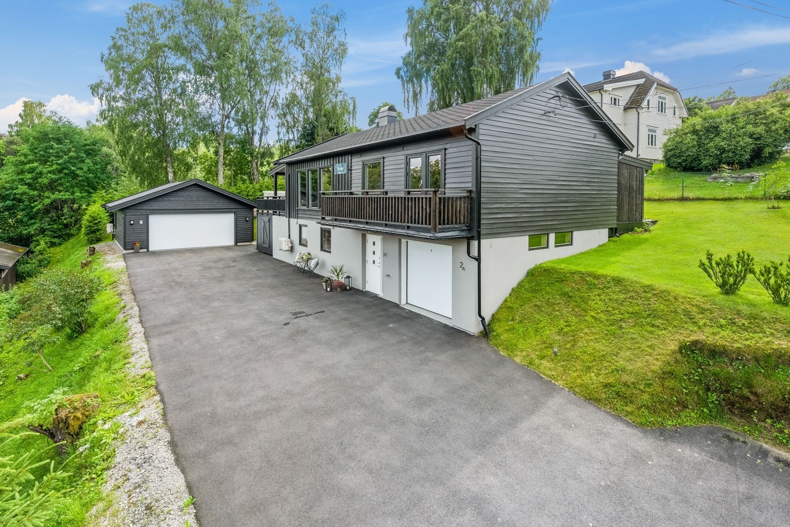 Boligen har integrert enkel garasje, og en frittstående isolert dobbelgarasje. Galleribilde