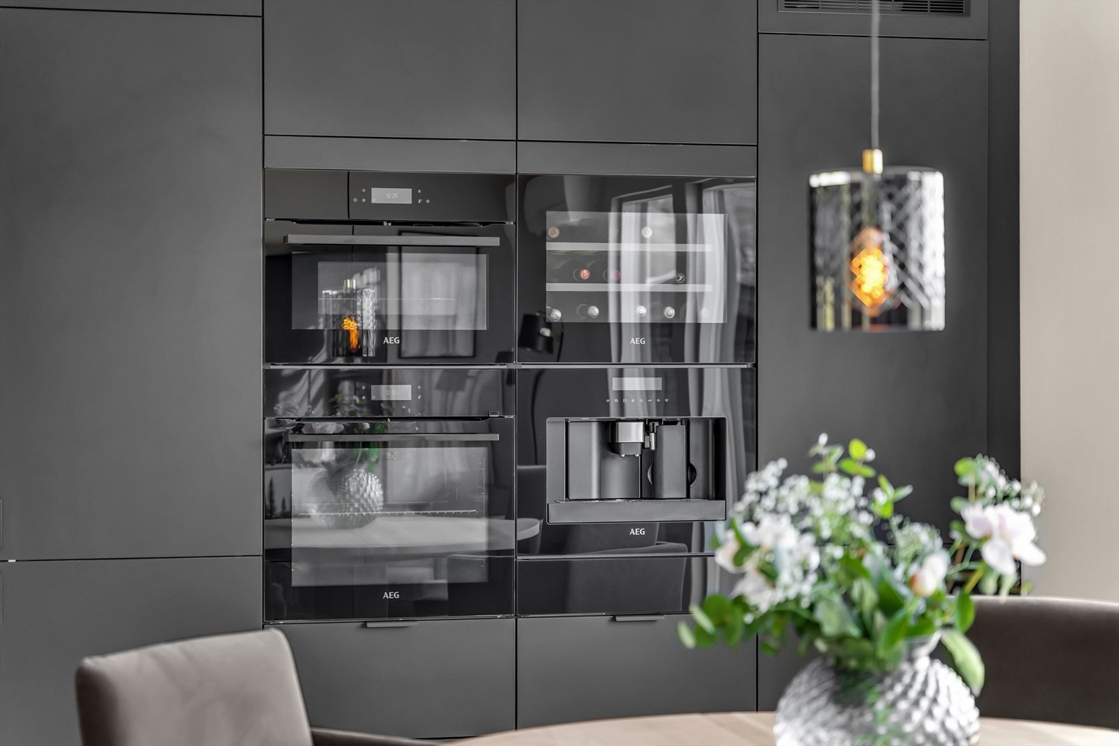 Kjøkkenet er fra 2021, og har integrerte hvitevarer i form av kjøl/frys, kjøleskap, oppvaskmaskin, induksjonstopp, stekeovn, micro/stekeovn, kaffemaskin og vinskap. Galleribilde