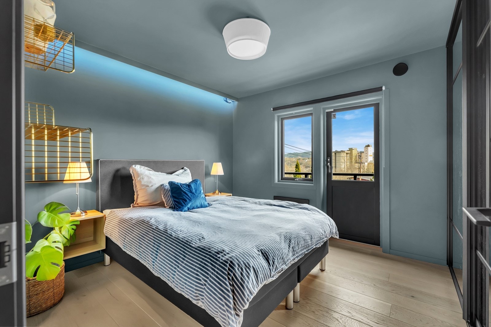 Det ligger 2 (3) soverom i andre etasje hvorav det største har direkte adkomst til luftebalkong. Galleribilde