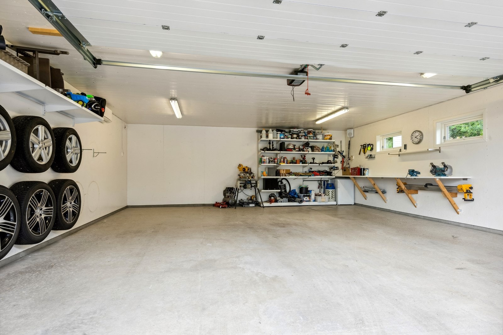 Garasjen er isolert og oppvarmet med varmepumpe. Galleribilde