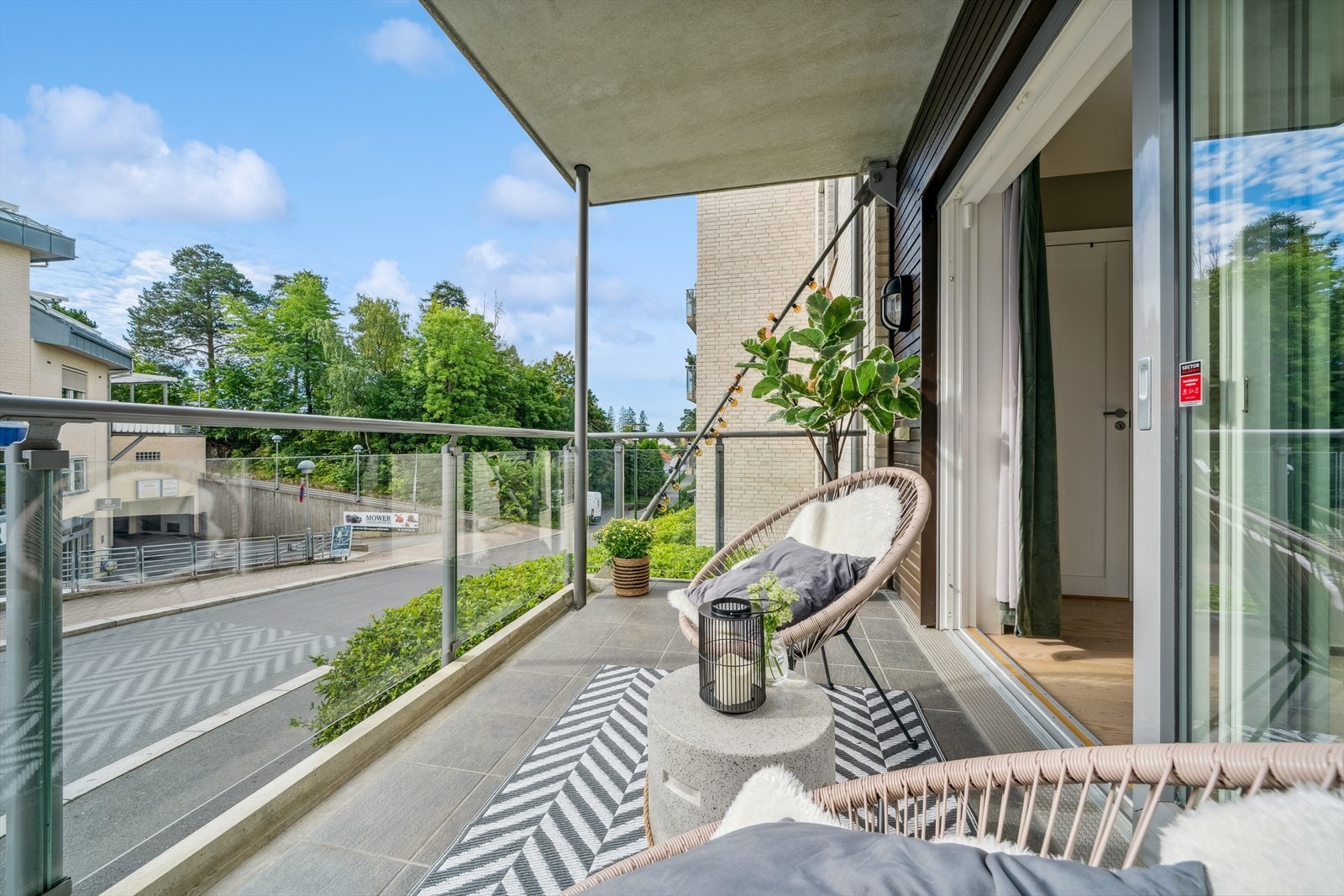 Balkongen er vendt mot sydøst, og har moderne glassrekkverk og fliser på gulvflaten Galleribilde