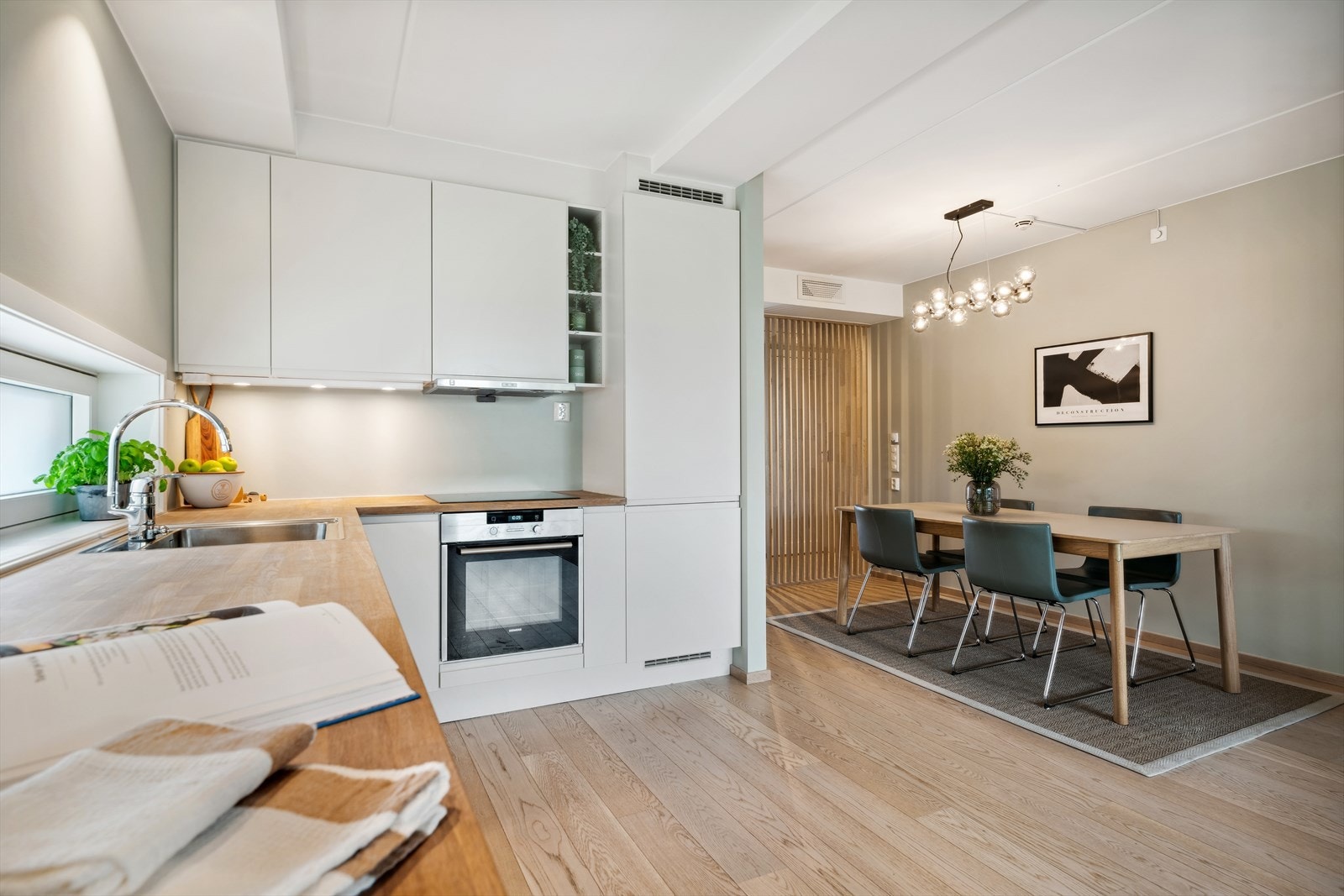 Med åpen løsning mot stuen blir kjøkkenet en sosial sone, også under matlagingen Galleribilde