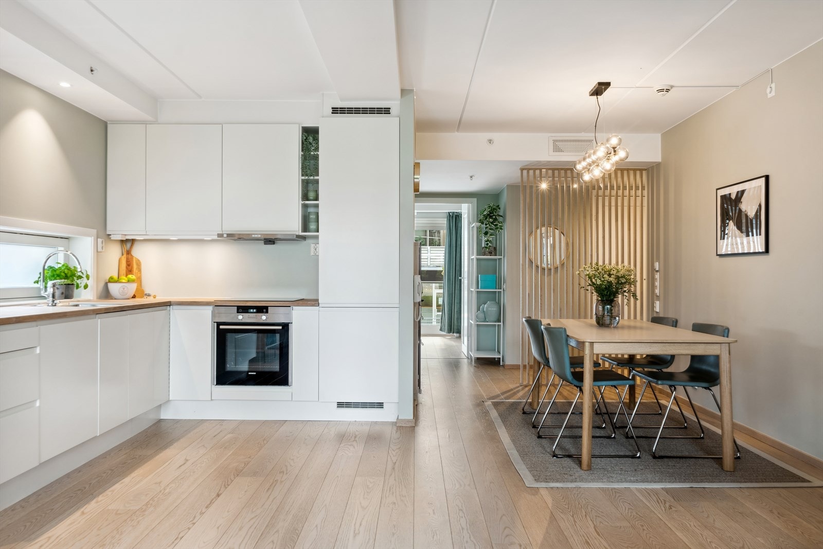 Spisebordet har en fin tilknytning til kjøkkenet Galleribilde