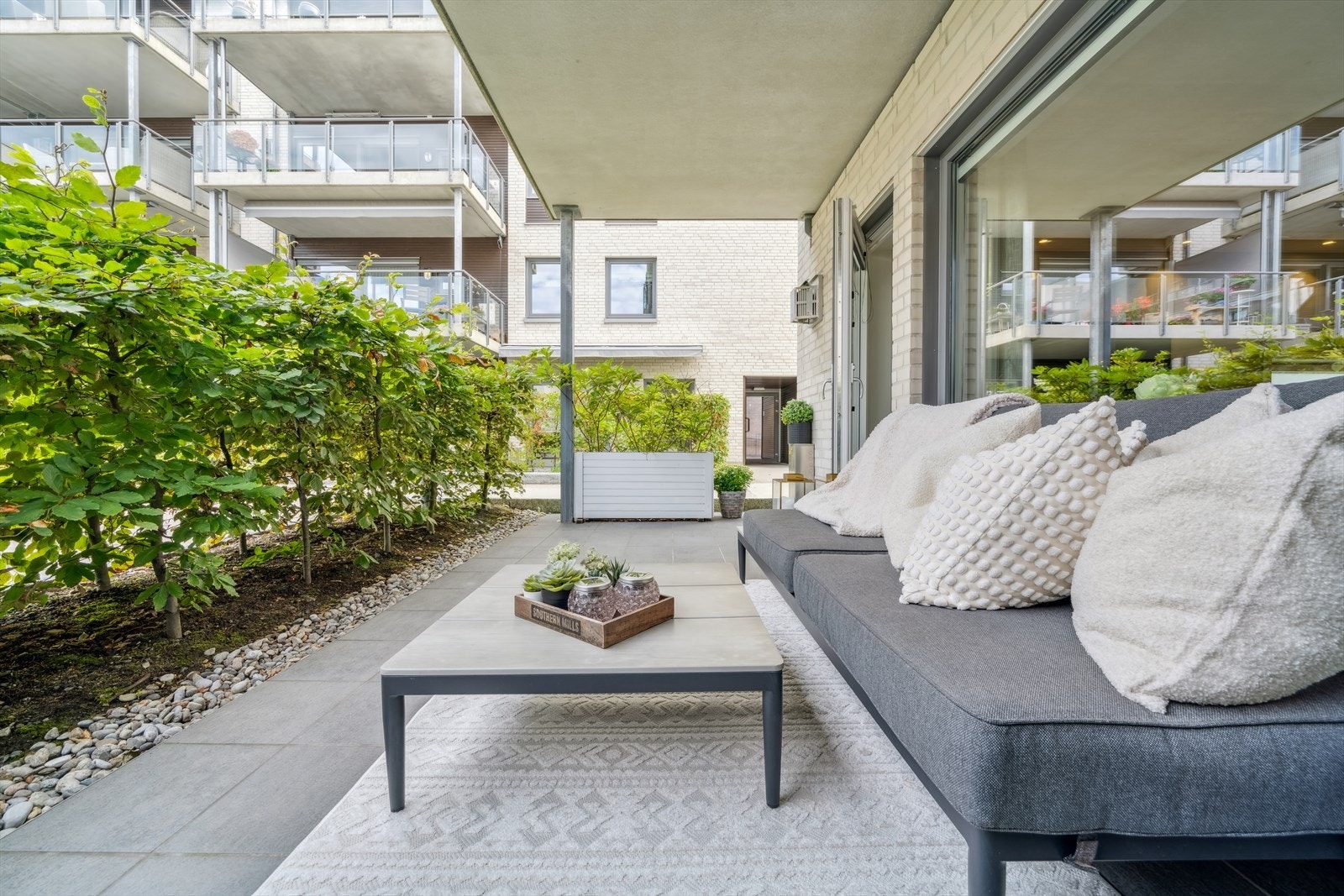 Terrassen er vendt inn mot fellesområdet og er overbygget. Galleribilde