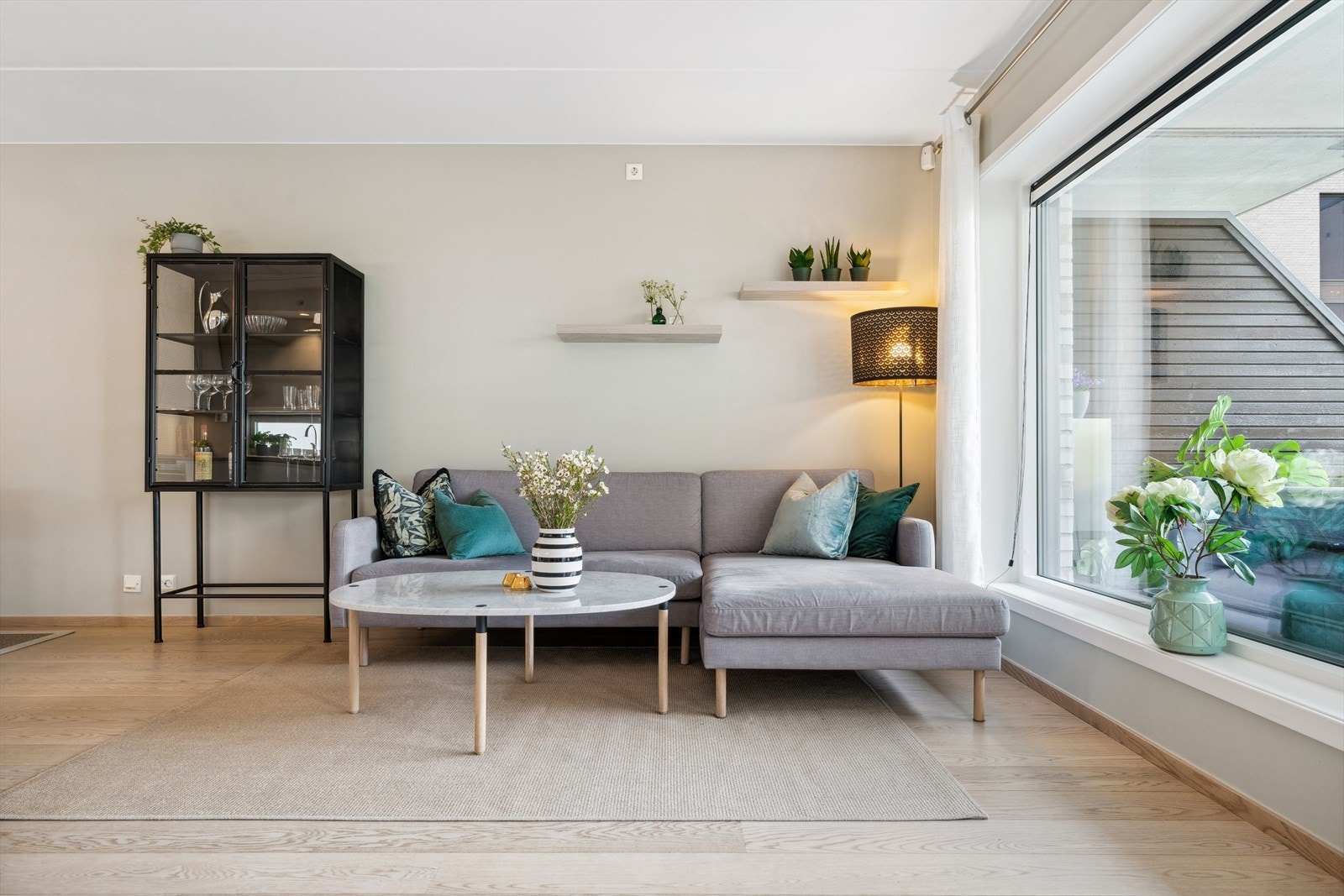 Store vinduer og god plass til flere sittegrupper Galleribilde