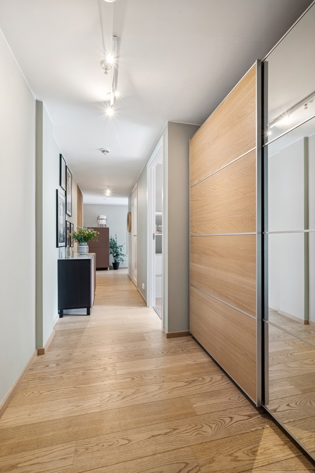 Innbydende entré med naturlig plass til stort garderobeskap. Entréen gir et korrekt og godt førsteinntrykk av leiligheten Galleribilde