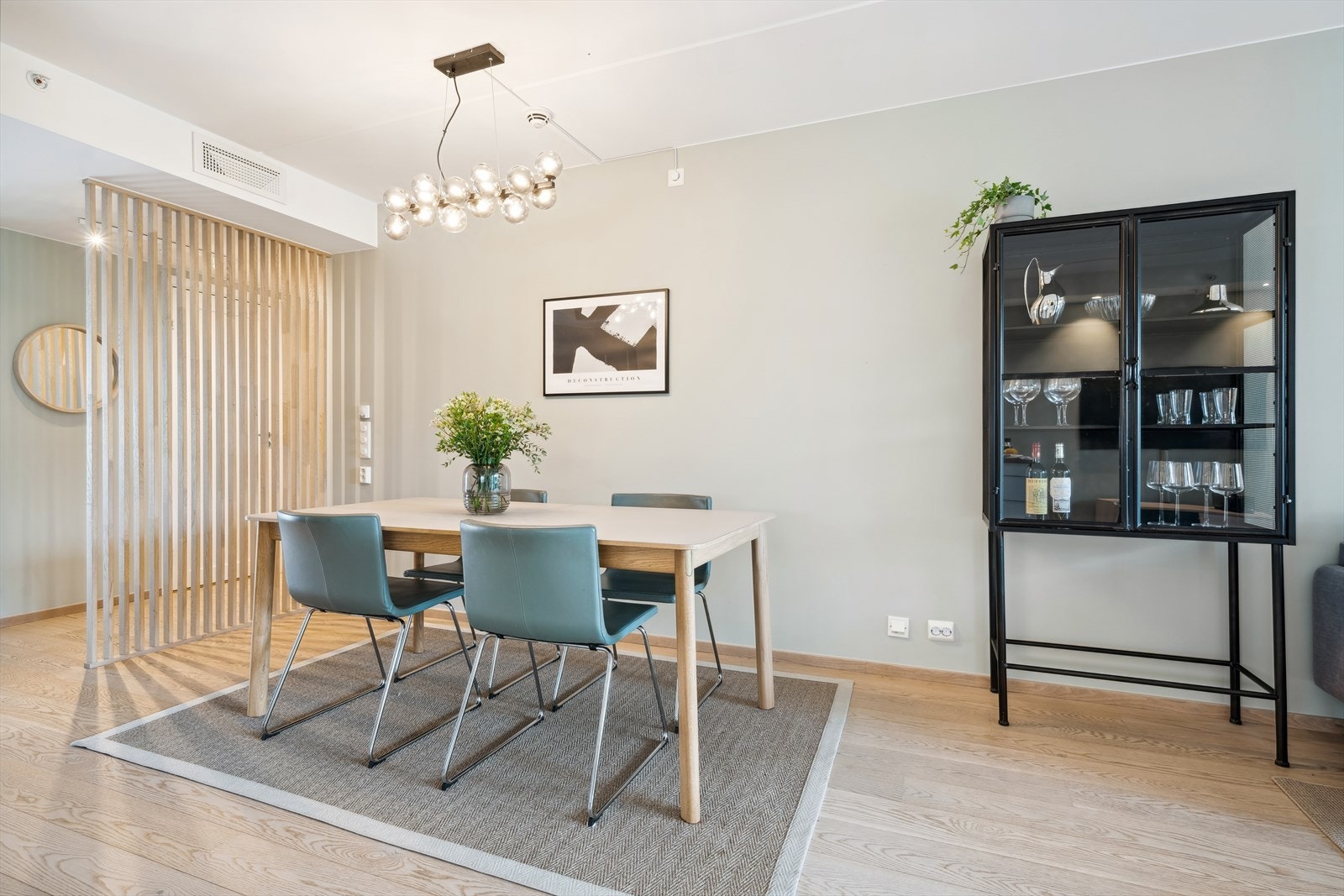 I starten av stuen er det en tidsriktig og lekker spilevegg Galleribilde