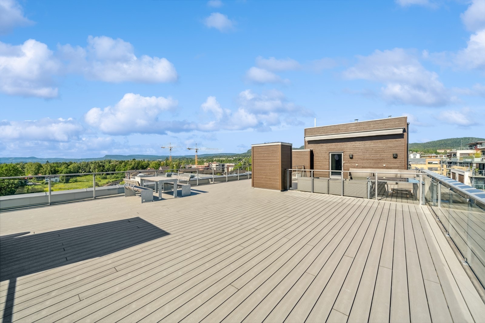 Det er en herlig felles takterrasse i bygget Galleribilde