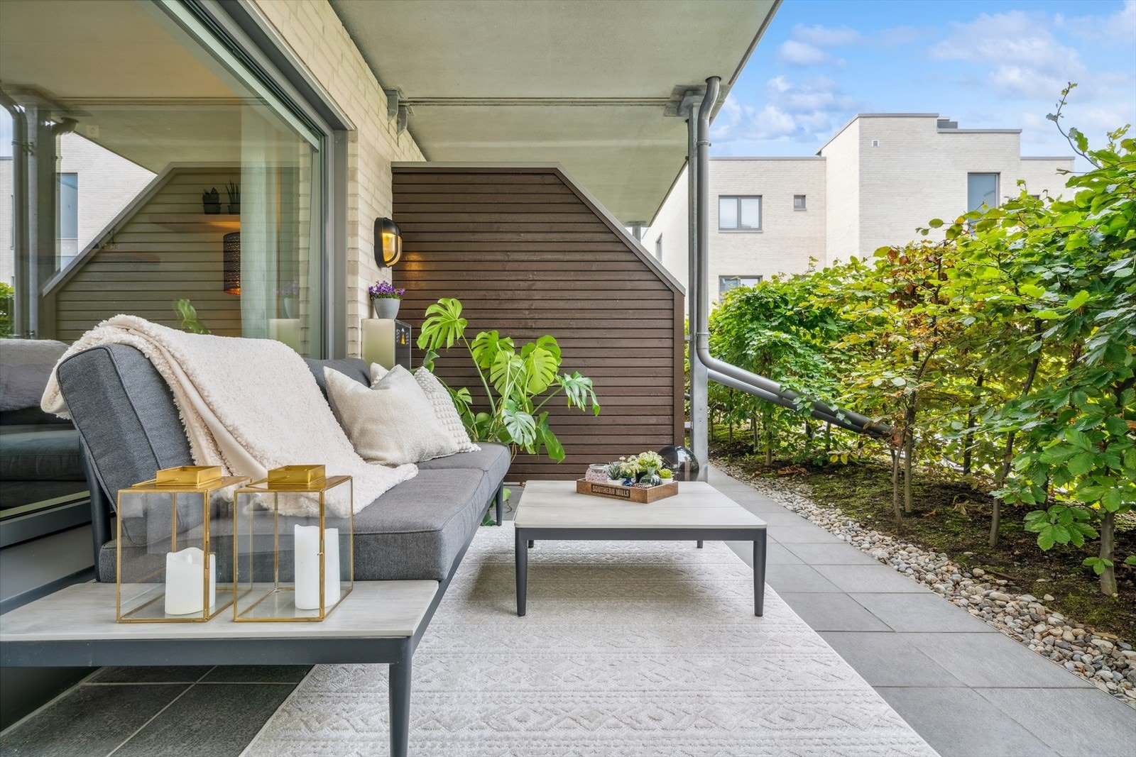 Markterrassen er skjermet med levegg mot nabo og hekkbeplantning. Galleribilde