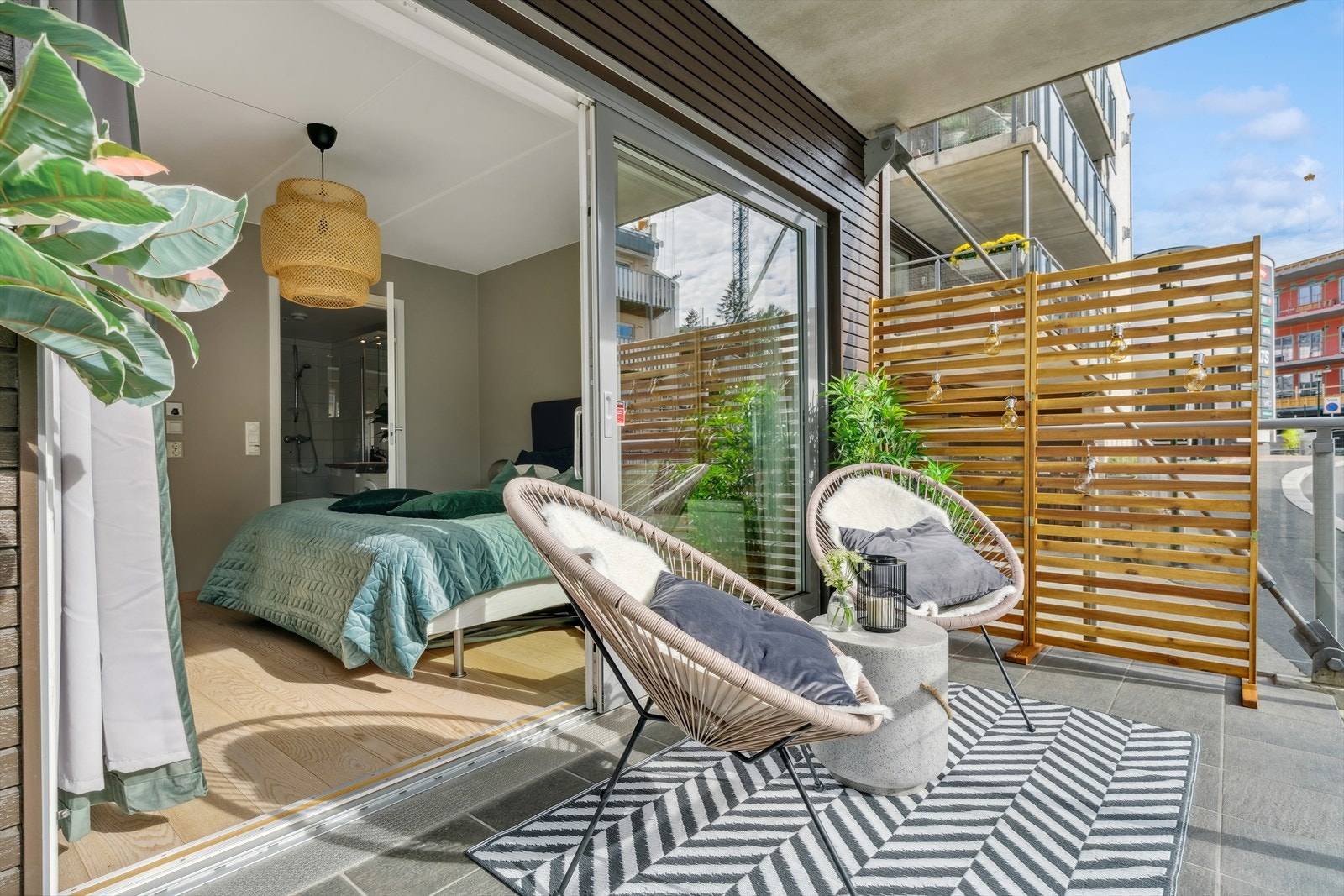 Fra mastersoverommet er det utgang til herlig balkong med morgensol Galleribilde