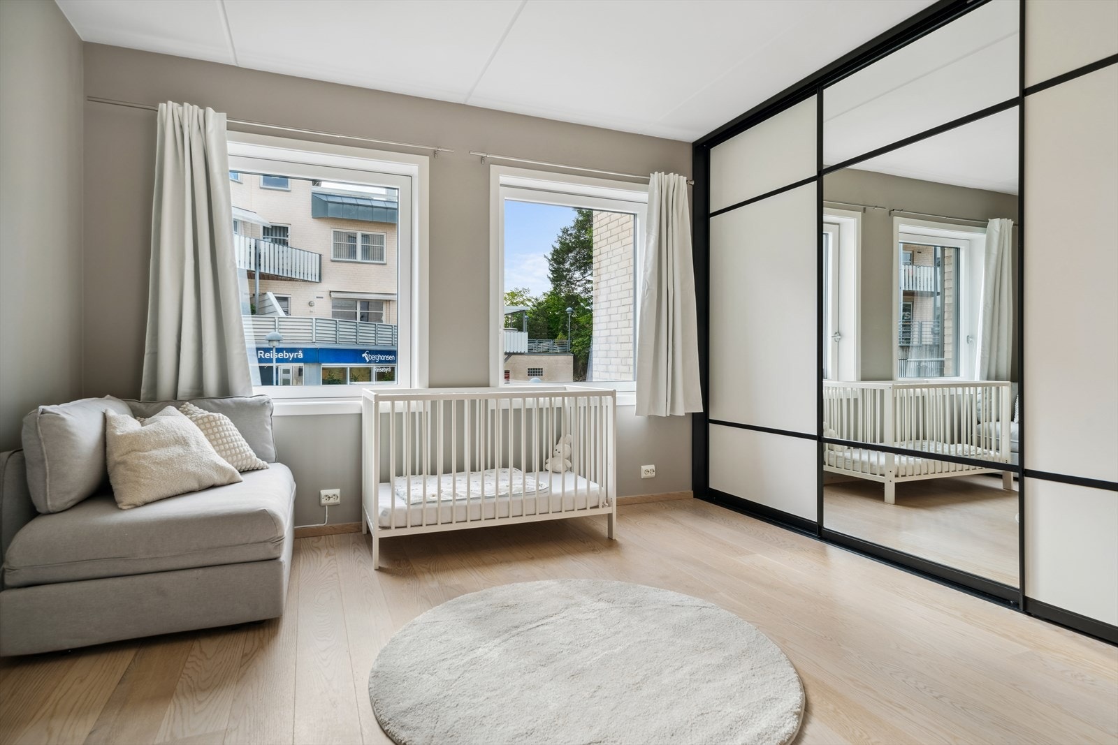 Soverom 1 har adkomst fra entréen og har plassbygget skyvedørsgarderobe med tidsriktig utførelse på skyvedørene Galleribilde