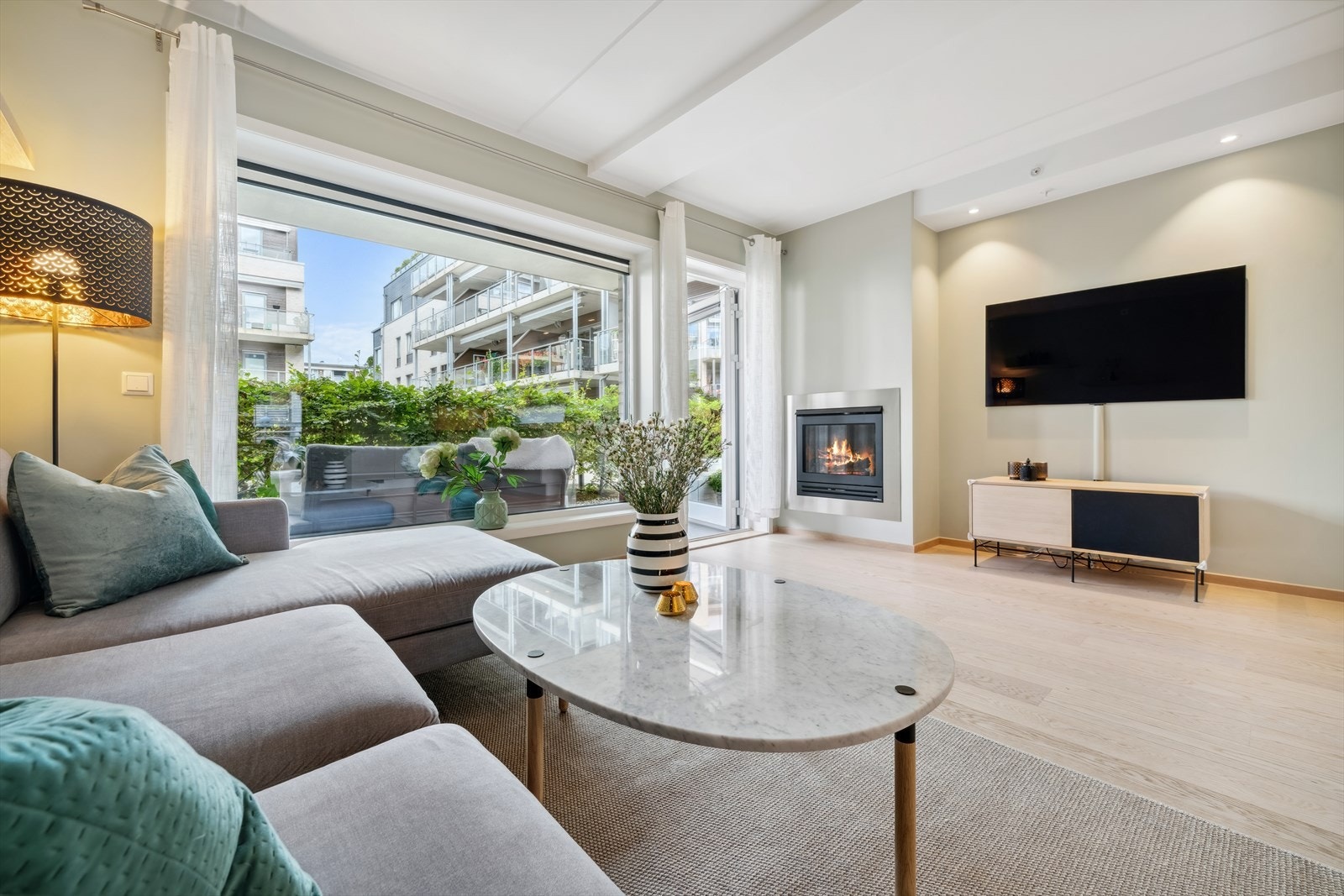 Ved sofakroken er det en flott gasspeis for ekstra hygge og varme Galleribilde