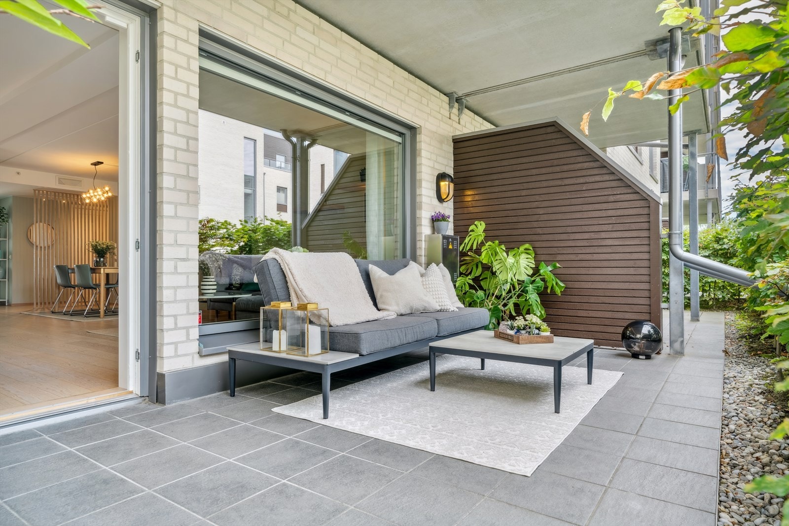 Fra stuen er det utgang til en nordvestvendt markterrasse med plass til flere sittegrupper Galleribilde