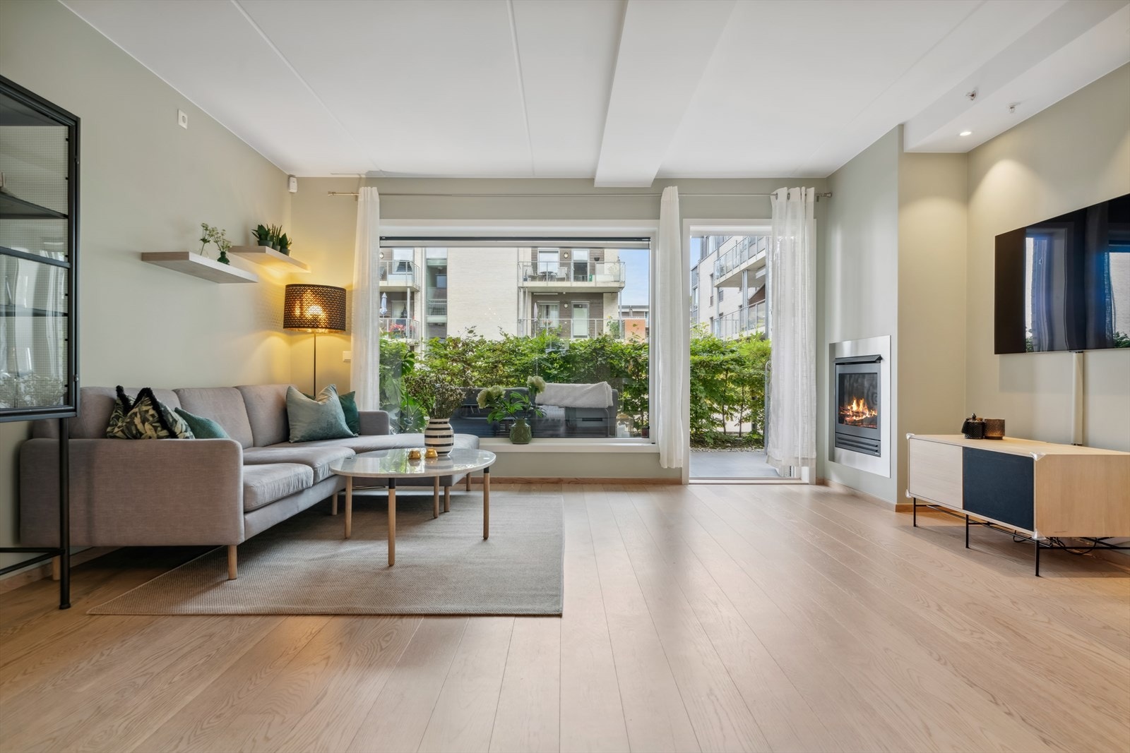 Stuen er malt i en behagelig fargetone, og det er moderne enstavs parkett, som også er gjennomgående brukt i leilighetens oppholdsrom. Galleribilde