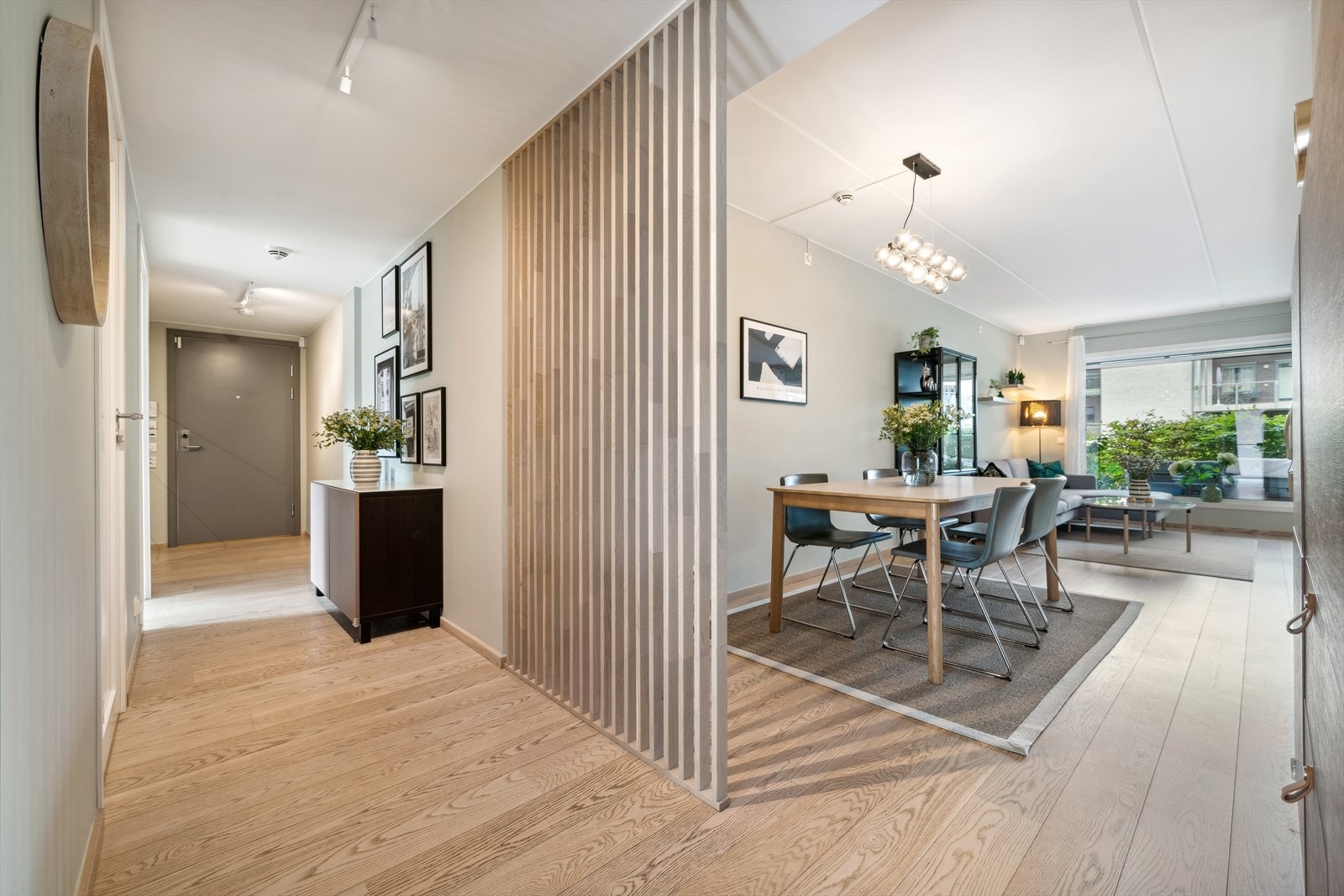 Dette er en romslig og delikat leilighet midt på Bekkestua med alt man trenger innenfor kort gangavstand Galleribilde