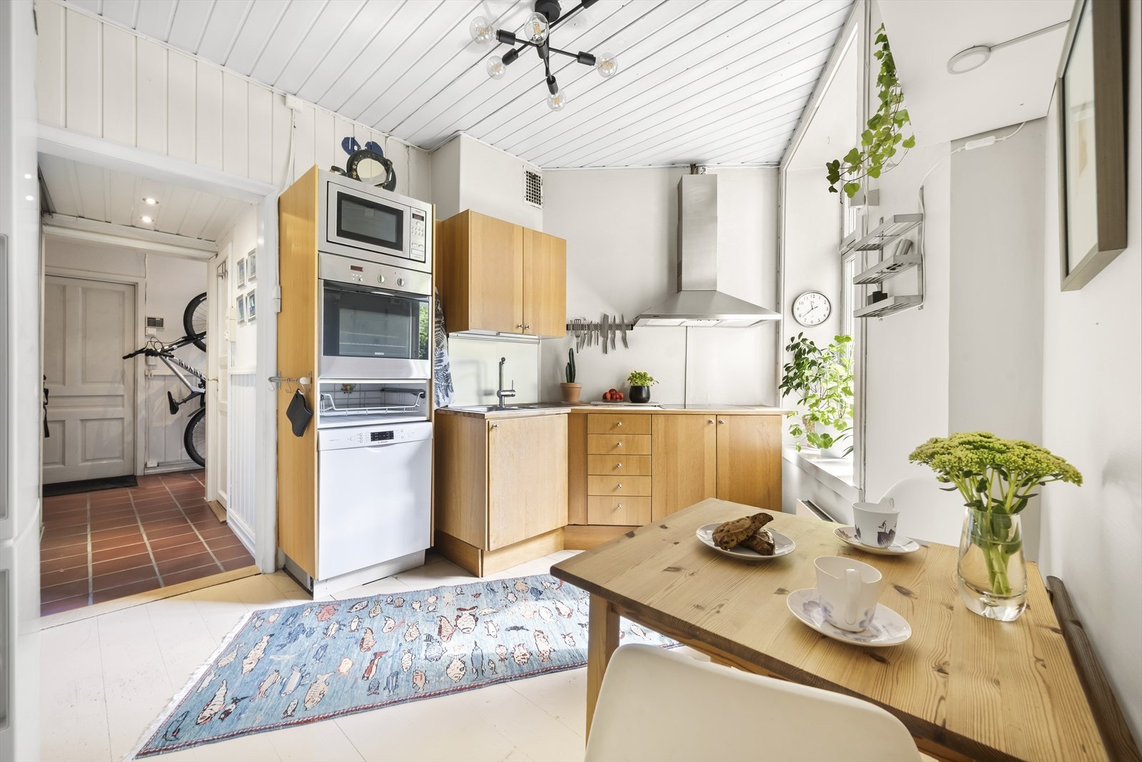 Innredningen består av laminert fronter og benkeplate i tre. Galleribilde