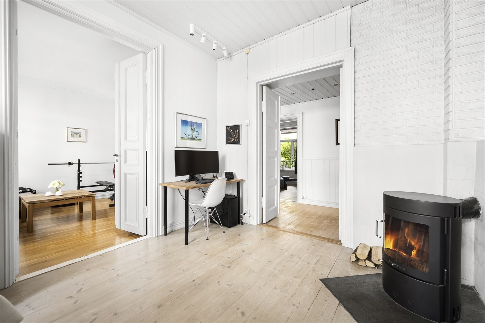 Flott vedovn som varmer godt på kalde høst- og vinterdager Galleribilde