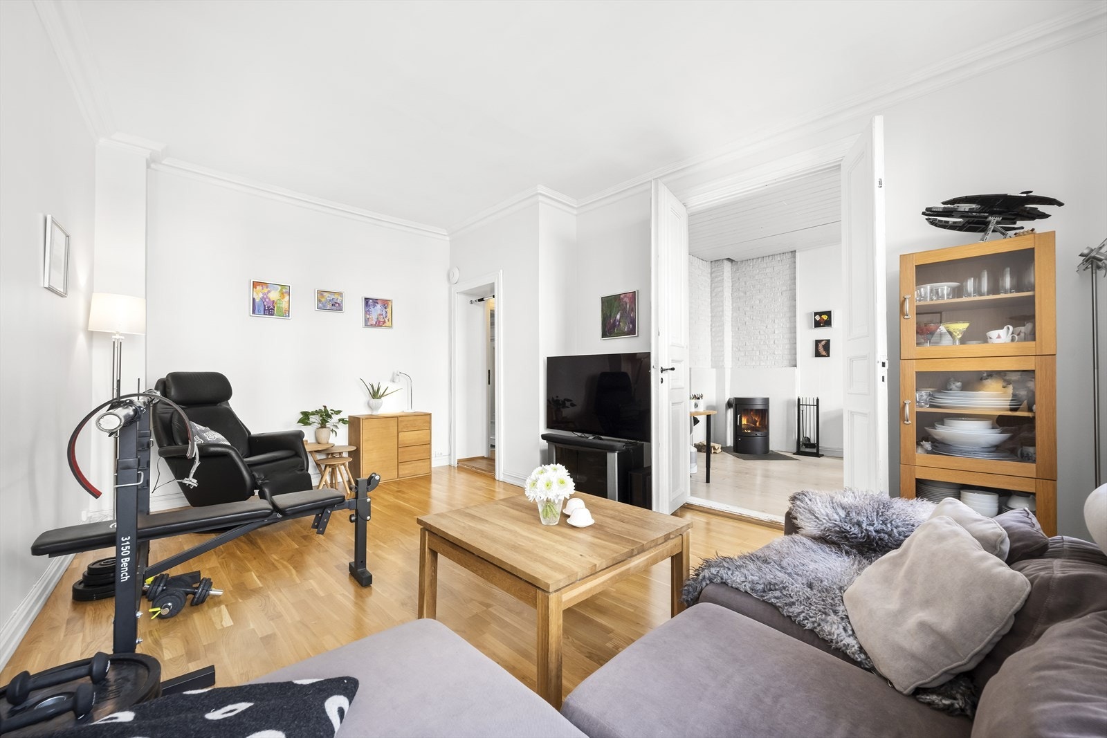 Det er god plass til sofagruppe, tv-møbler og annet ønsket møblement Galleribilde