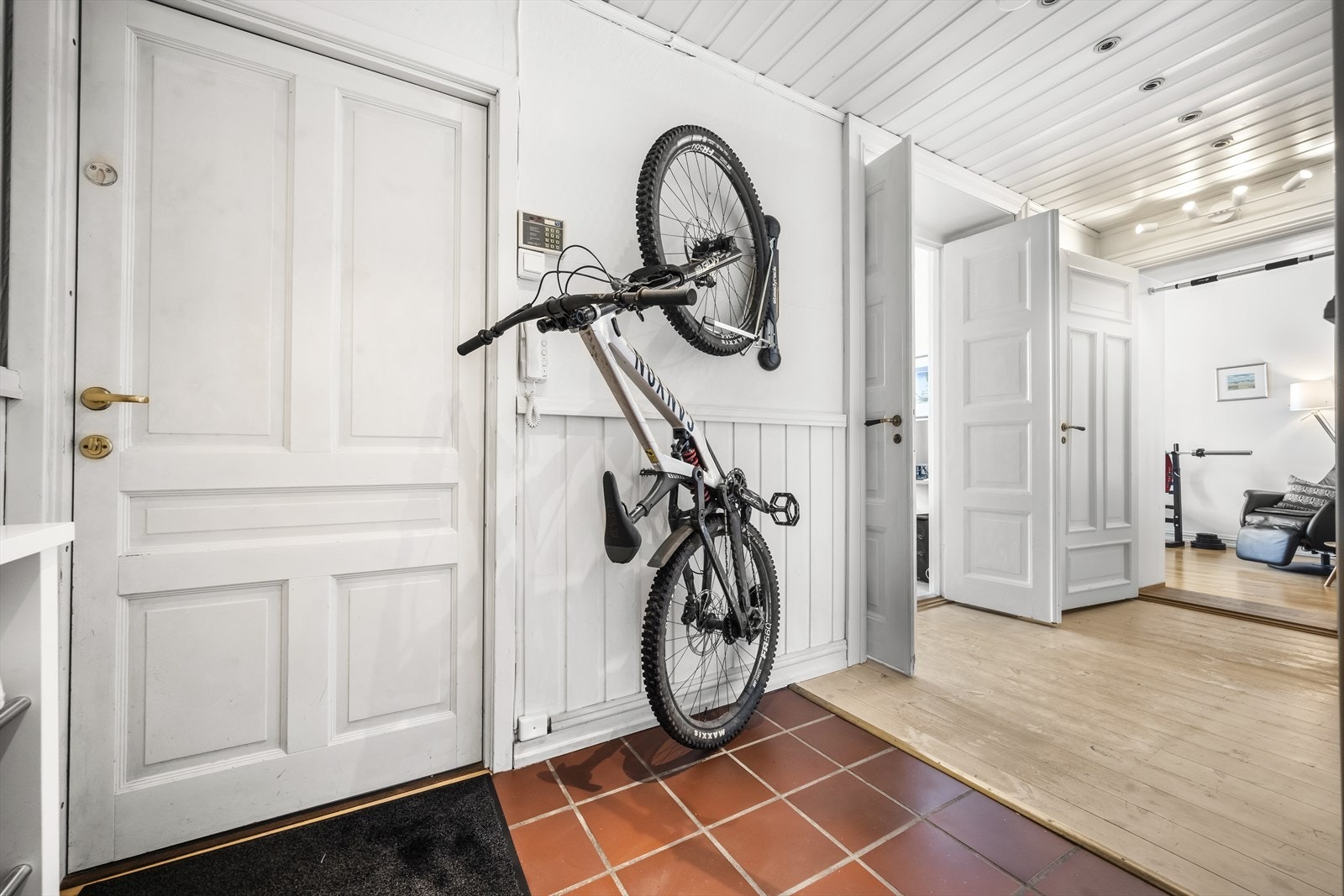 Innbydende entré med praktiske gulvfliser Galleribilde