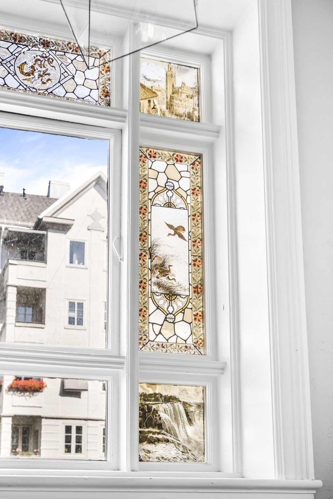 I oppgangen finner du også vakre glassmalerier. Galleribilde