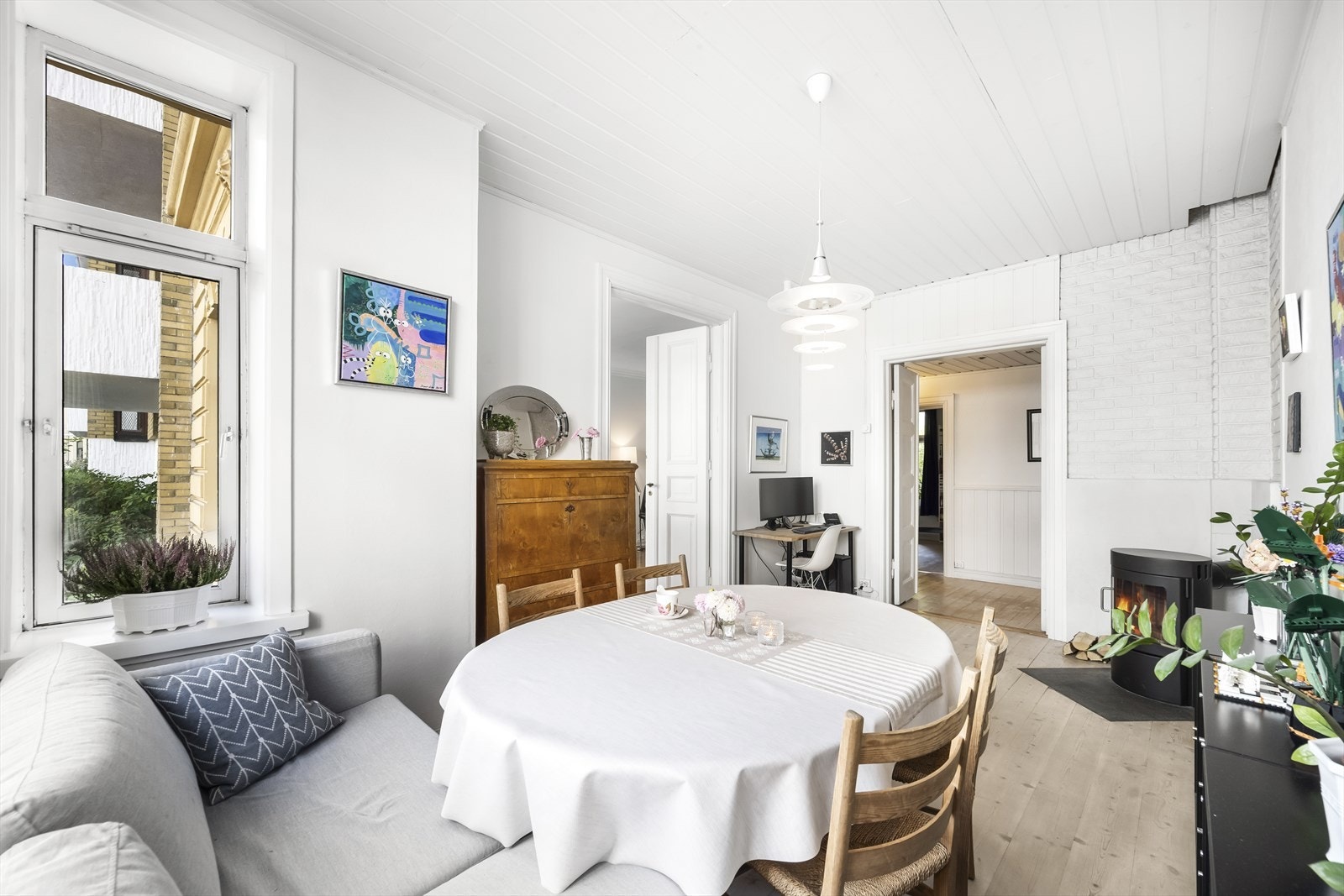 Flott spisestue med god plass til å invitere venner og familie på middagsbesøk Galleribilde