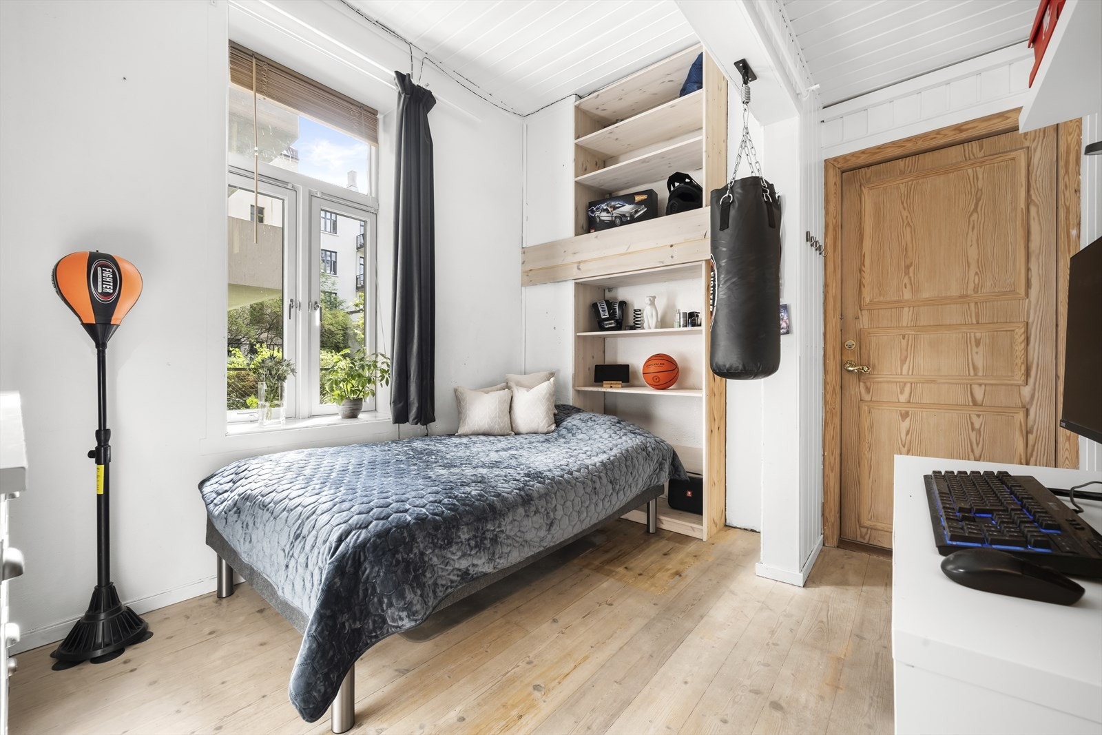 Soverom to med god plass til dobbeltseng, skrivepult og kommode Galleribilde