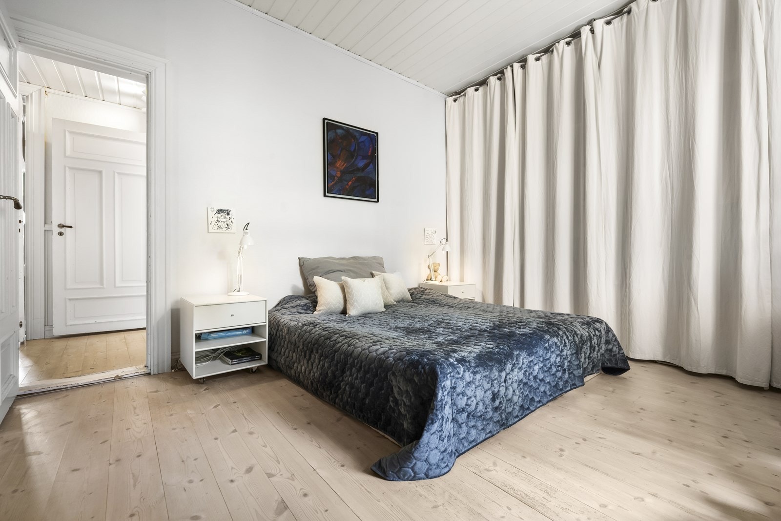 Hovedsoverommet med god plass til dobbeltseng, garderobeløsning og tilhørende møblement Galleribilde