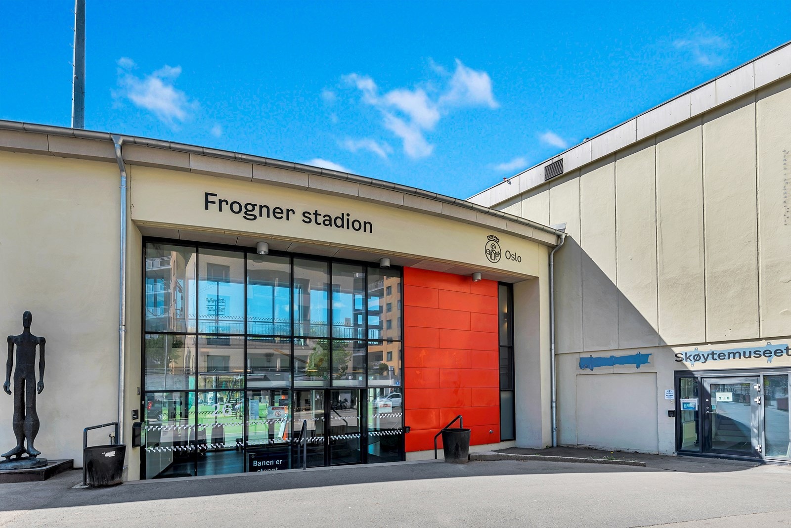 Frogner stadion - her er det bla. kunstgressbane på sommeren og skøytebane på vinteren. Galleribilde