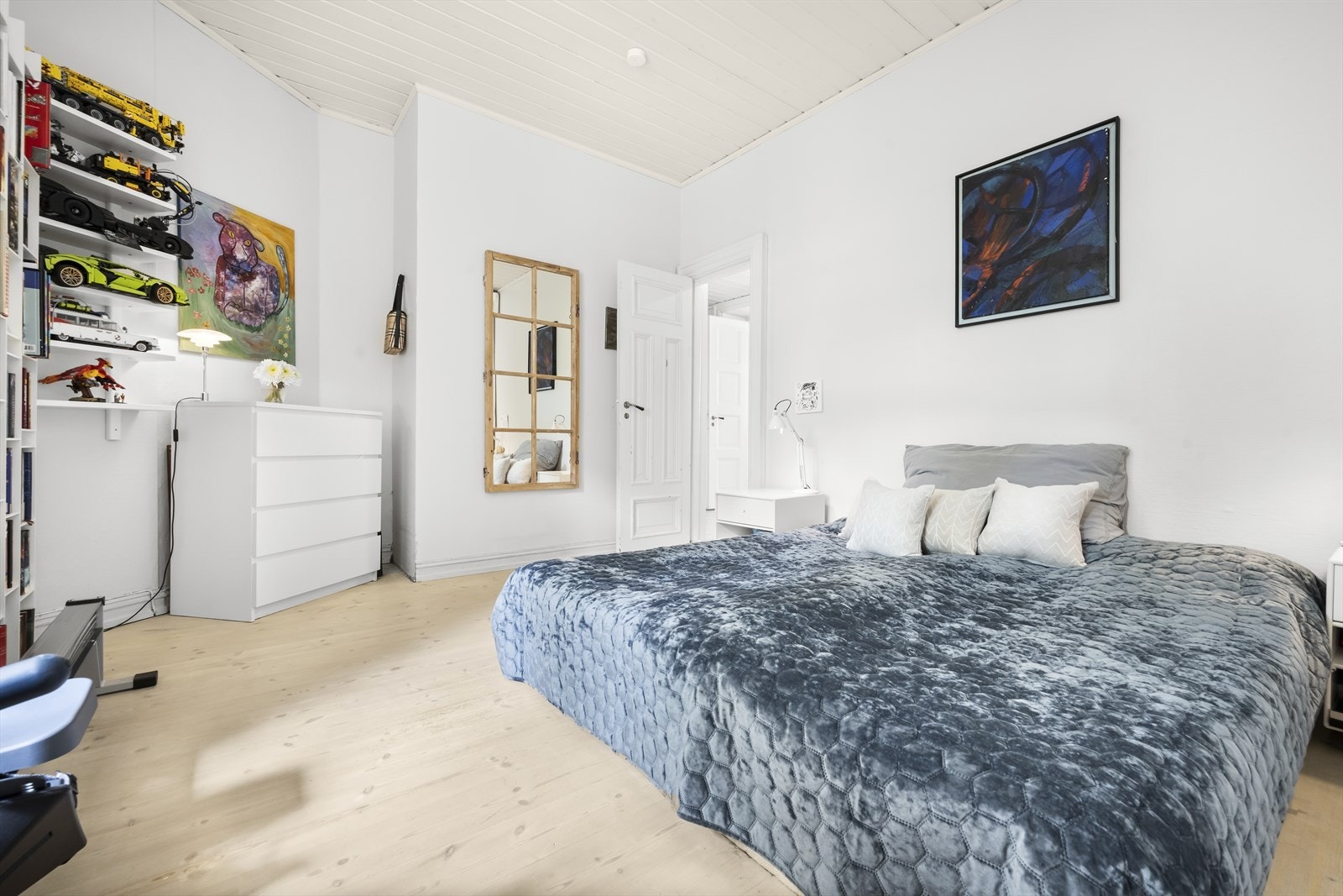 Rommet har lysmalte vegger og parkettgulv Galleribilde