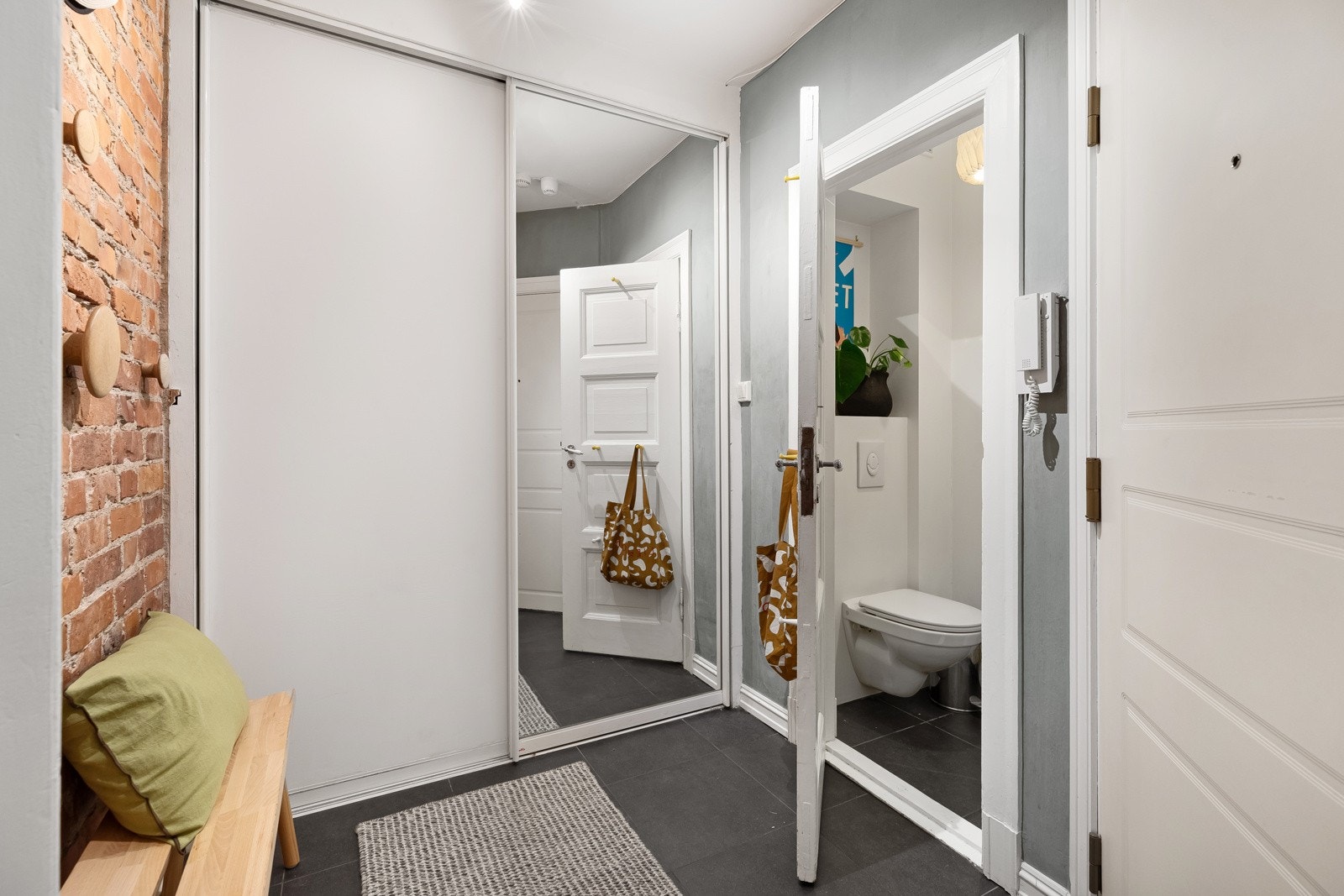 Entreen har en stor integrert skyvedørsgarderobe til oppbevaring av diverse tøy. Galleribilde