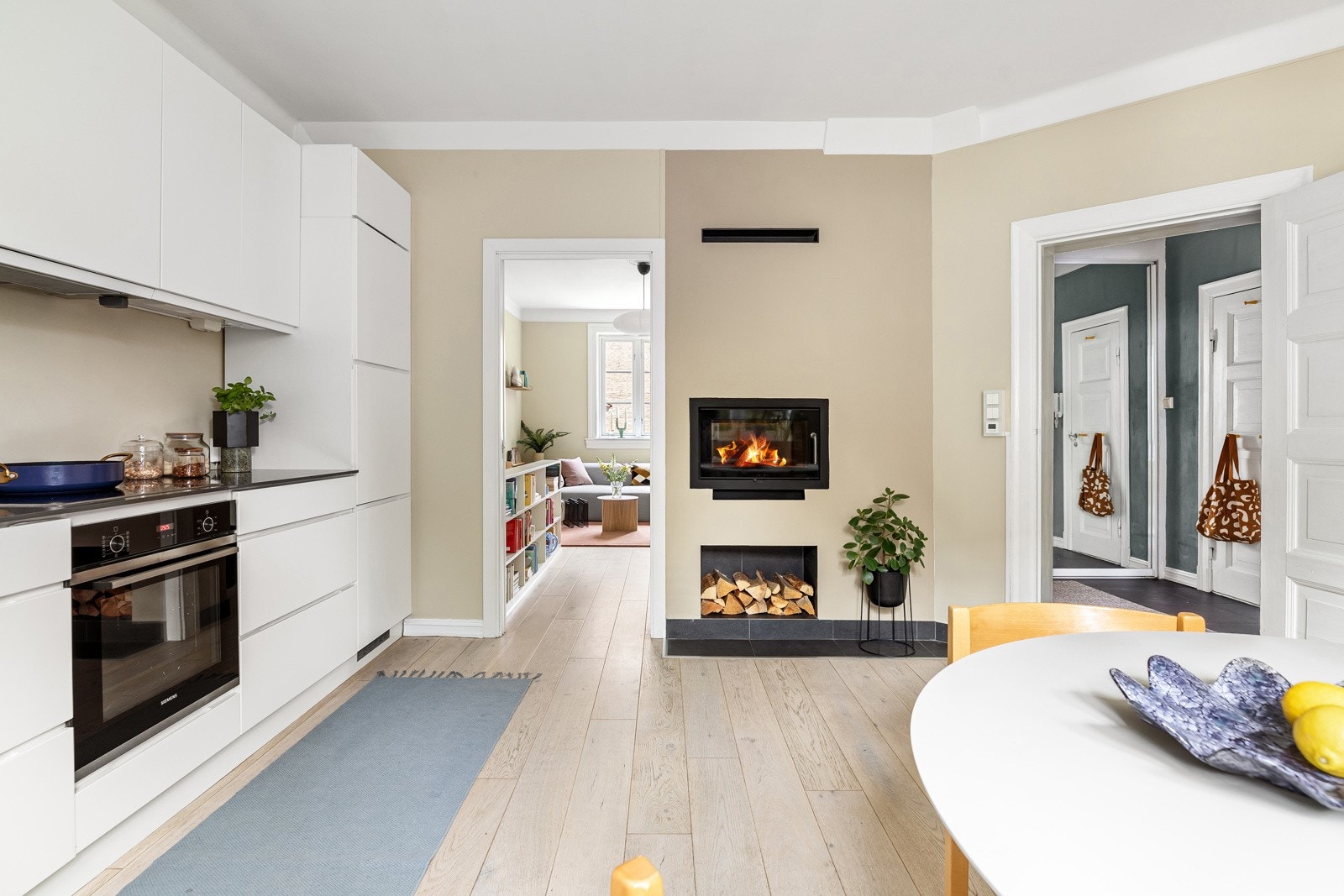 Leiligheten er gjennomgående og flere overflater ble nymalt sommeren 2023. Galleribilde