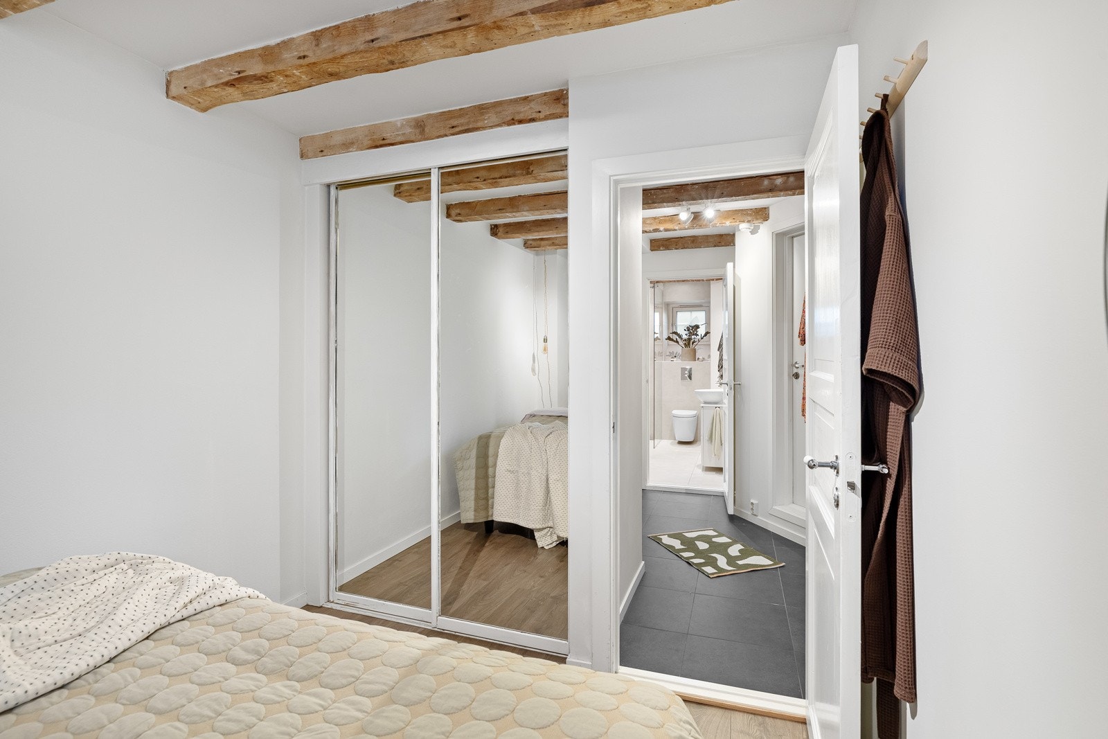 Hovedsoverommet byr også på en integrert skyvedørsgarderobe. Galleribilde