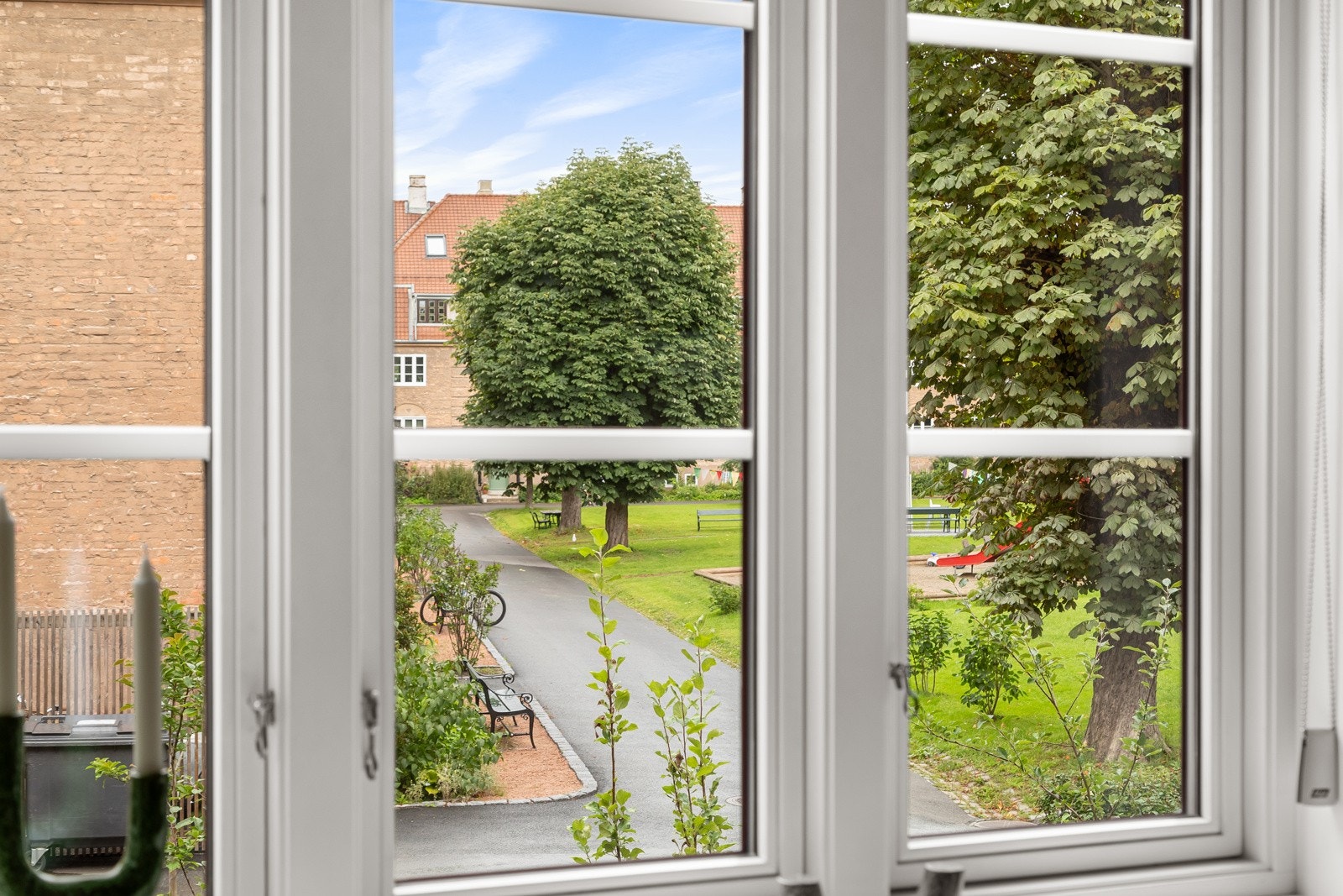 Utsyn mot bakgården fra stuen. Utenfor er det nylig plantet blant annet epletrær. Galleribilde