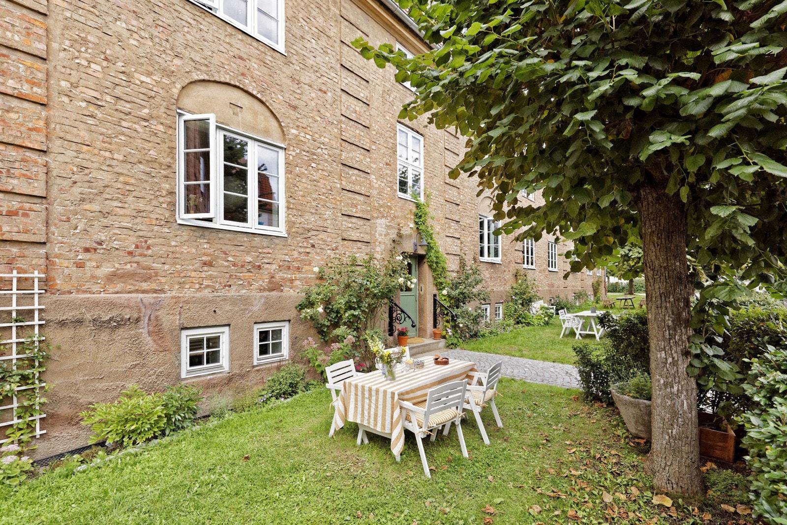 Skjermet uteplass som gir deg mulighet til å veksle mellom det mer sosiale livet i bakgården, eller trekke deg tilbake til stille omgivelser foran egen leilighet. Galleribilde