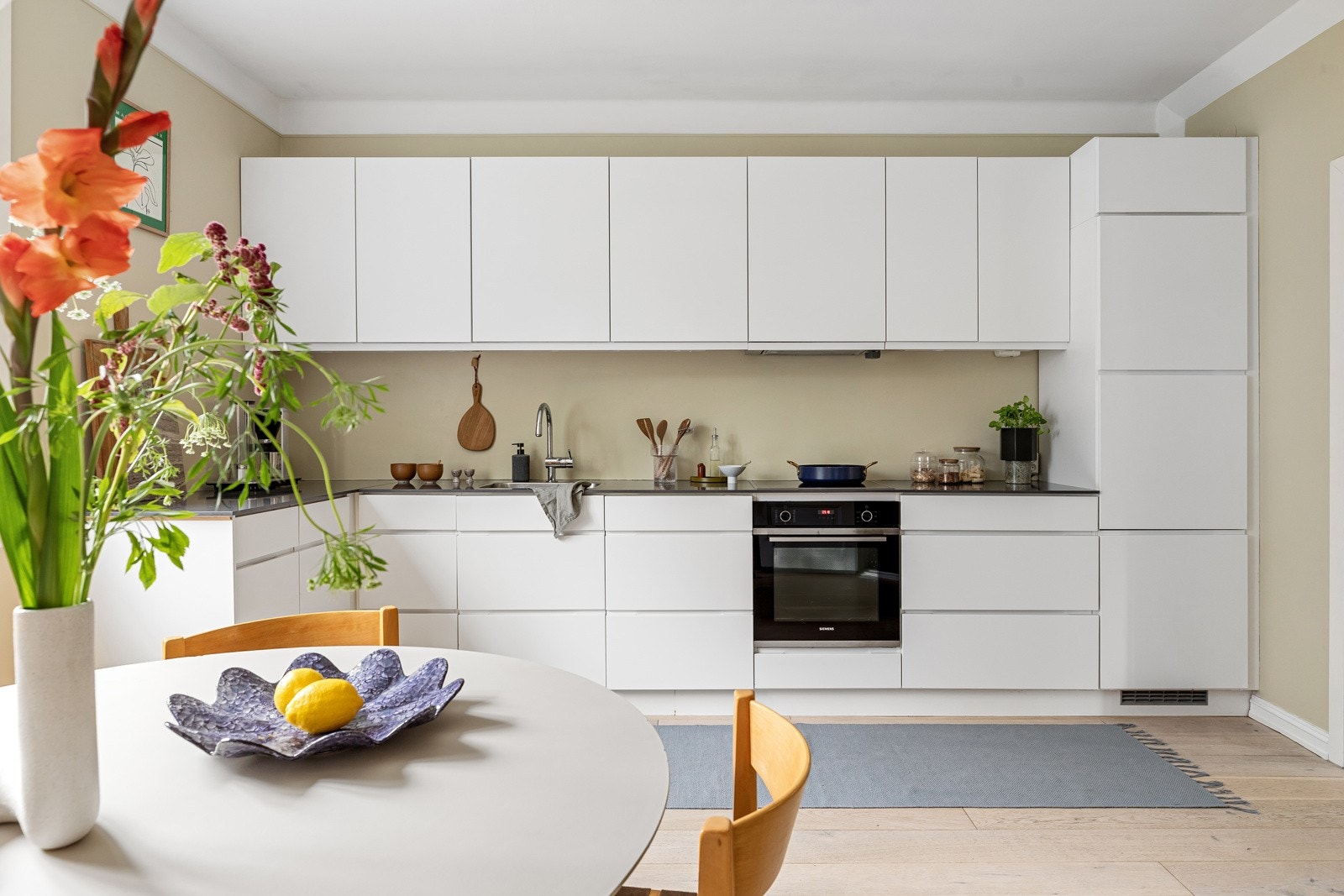 Denne attraktive boligen går over to plan og ligger fint til i et idyllisk og barnevennlig område. Galleribilde