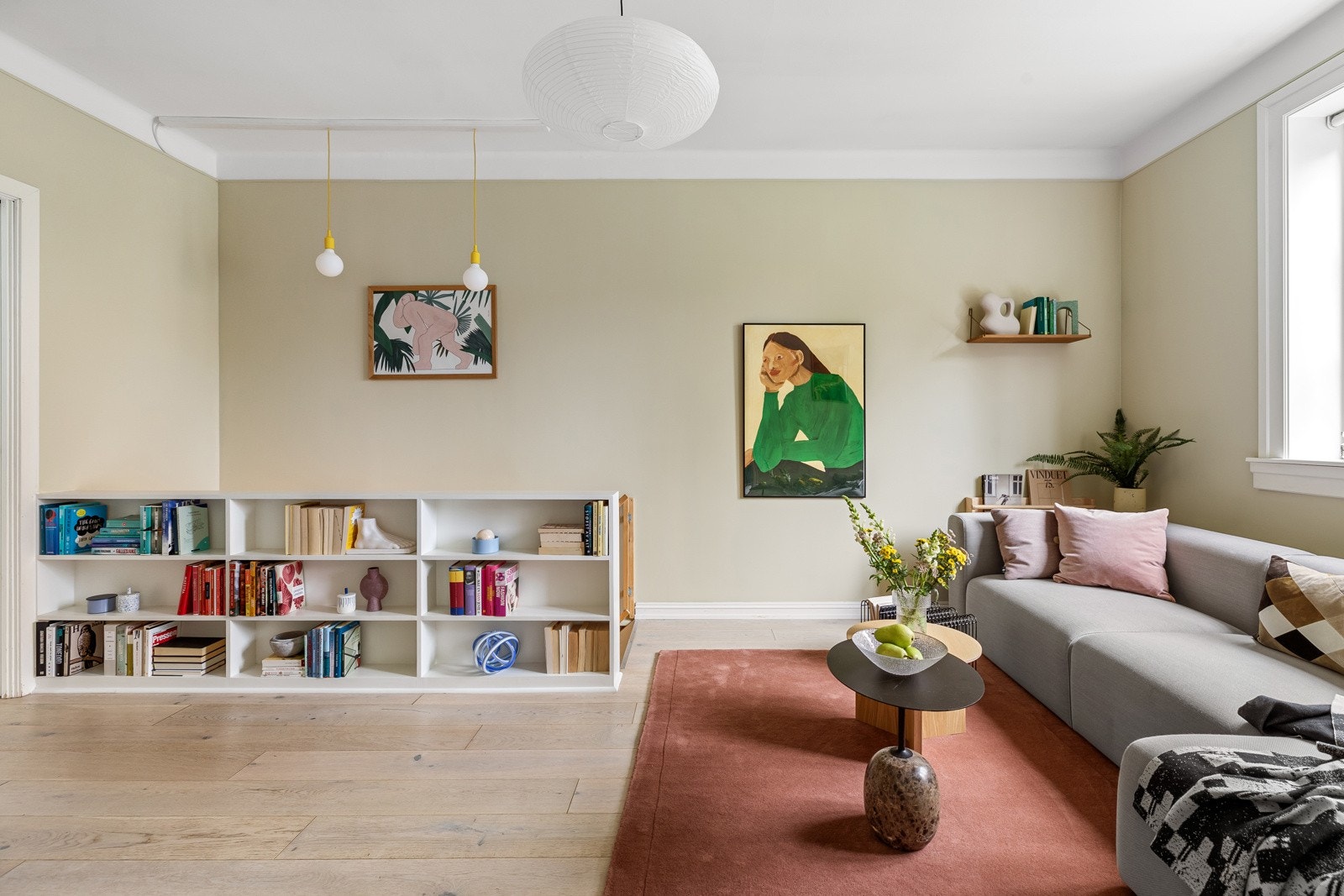 Stuen er av god størrelse og har blant annet plass til sofagruppe med tilhørende møblement, sittegruppe, hyller/skap til oppbevaring m.m Galleribilde