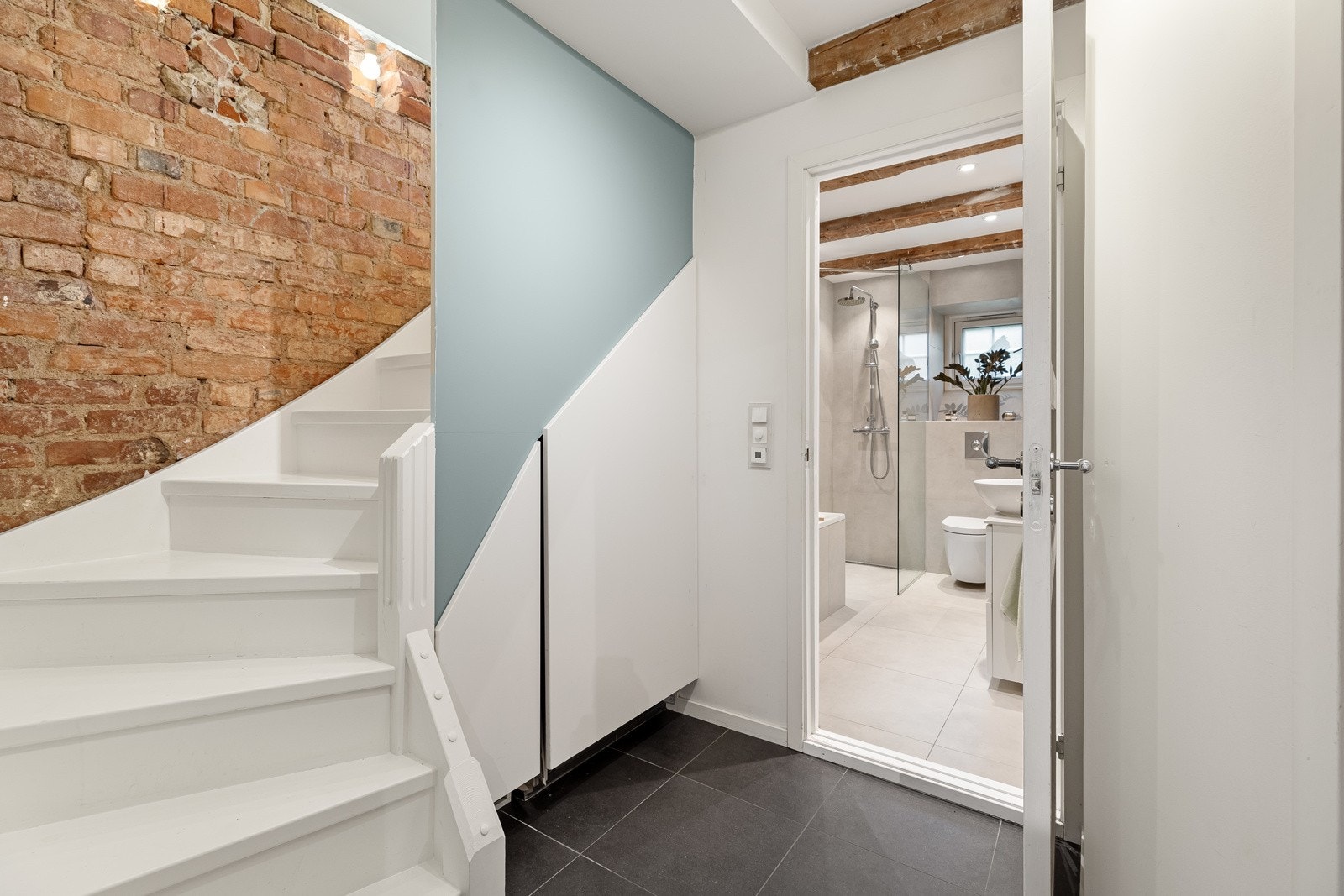 Fra trapp mot bad Galleribilde