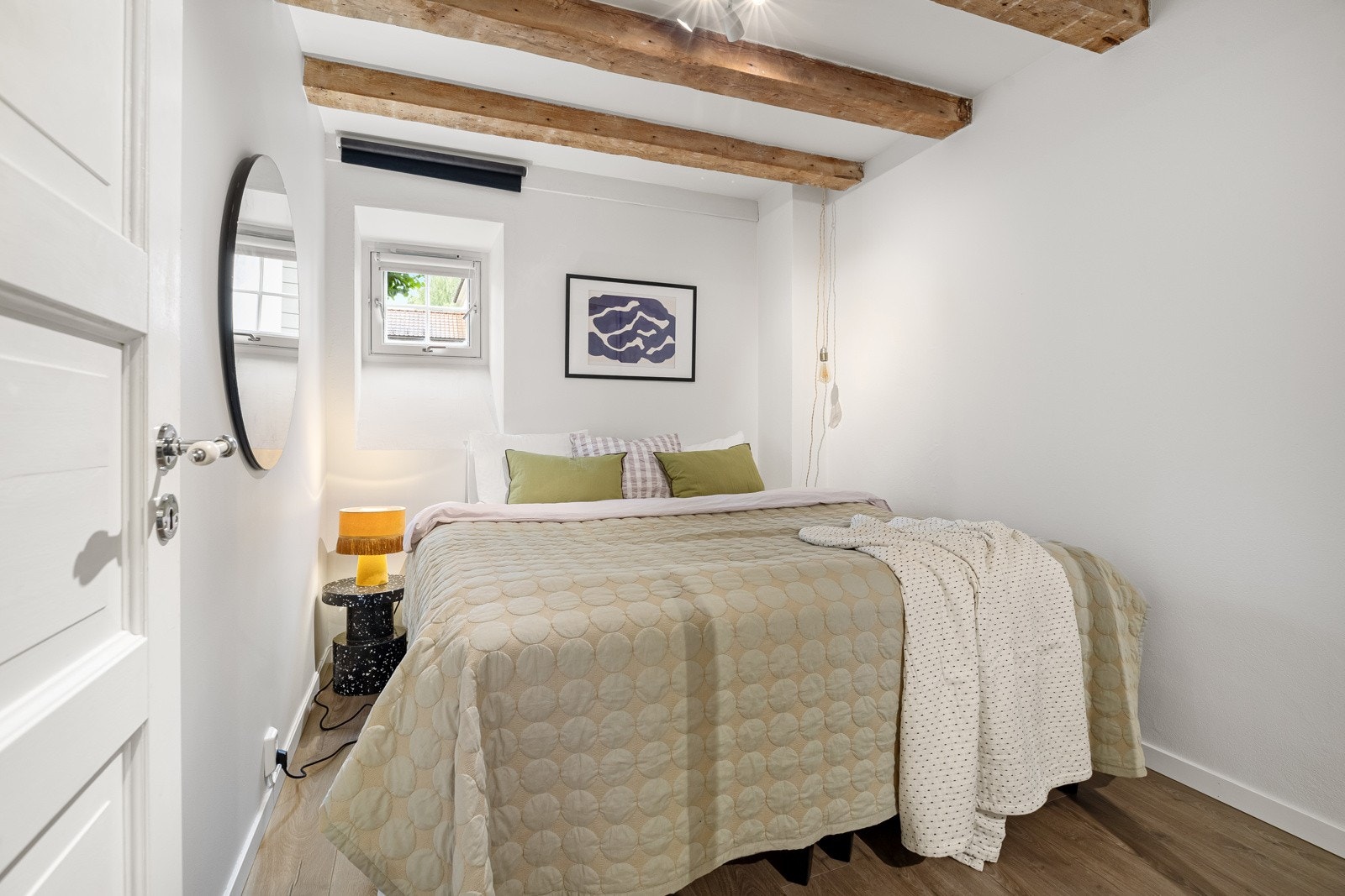 Soverommene sin plassering i kjeller resulterer i at det blir svalt om sommeren. Med varme i gulvene er det likevel lunt om vinteren. Galleribilde