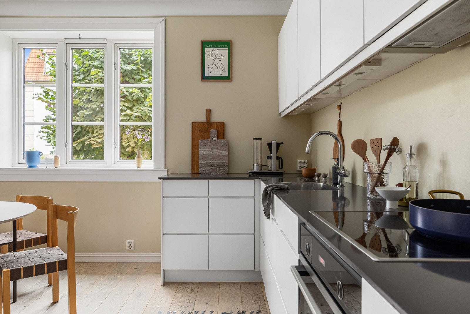 Kvalitetskjøkken fra KVIK bestående av glatte fronter og solid benkeplate i kompositt. Galleribilde