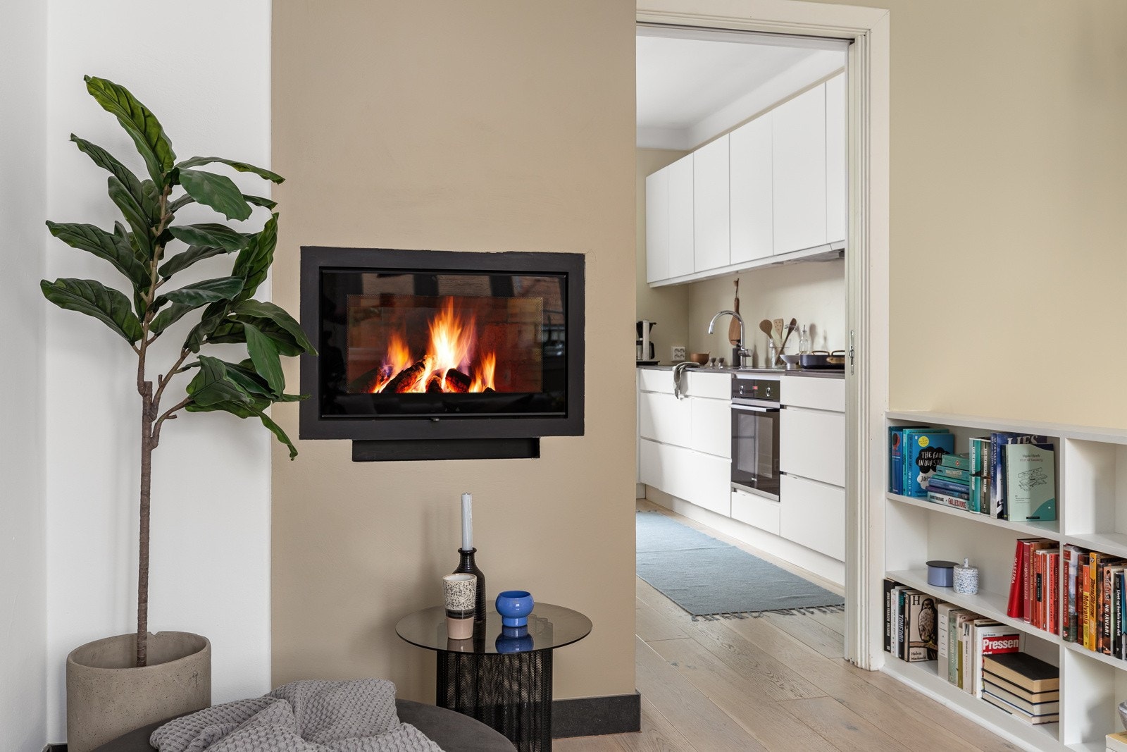 Det er varme i alle gulv - foruten soverom i 1.etasje. Det ble i 2016 lagt varmefolie i stue og kjøkken. Galleribilde