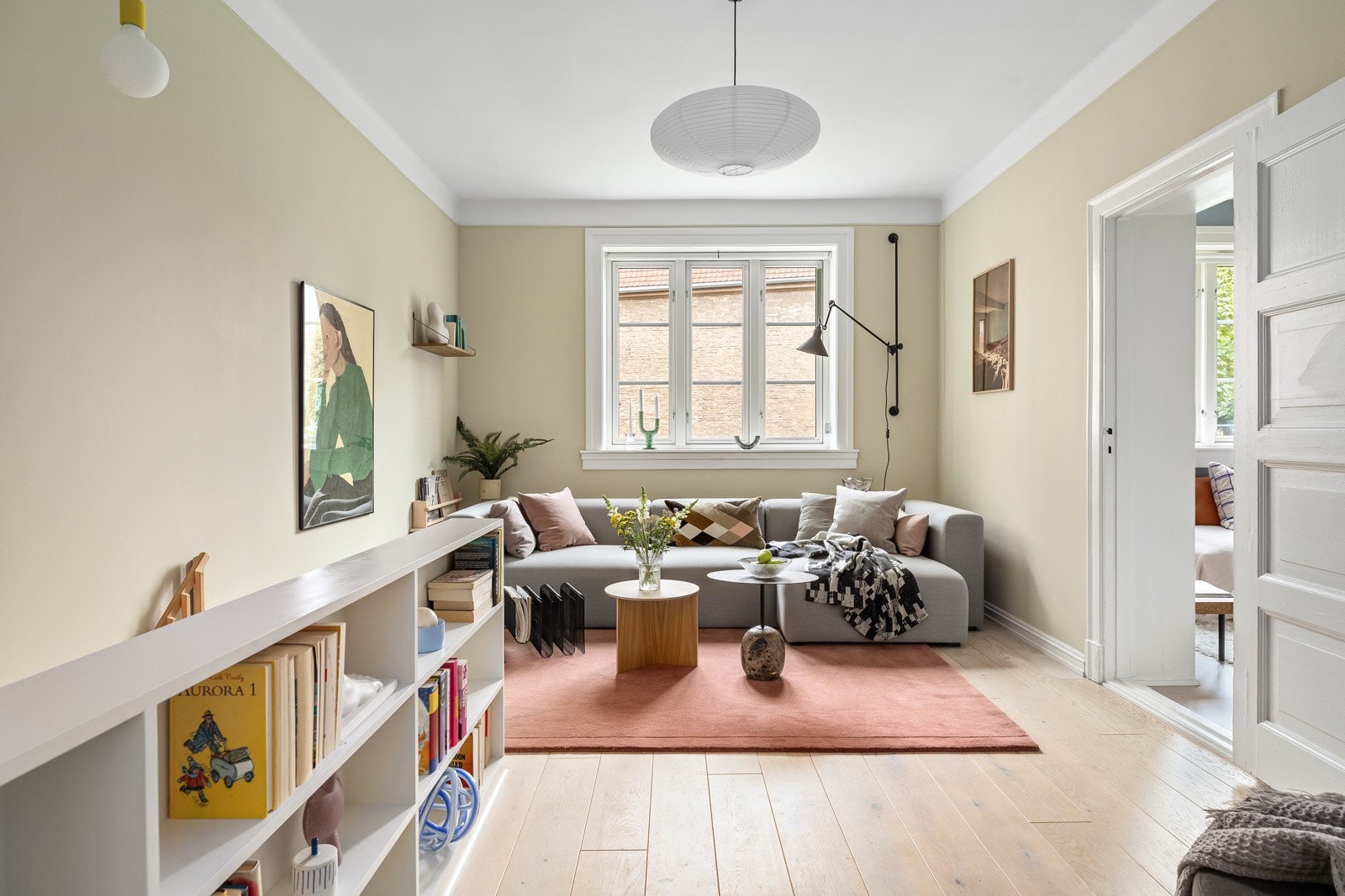 Leiligheten er gjennomgående, og stuen er delvis åpen mot spisestue/kjøkken som resulterer i godt med naturlig lys. Galleribilde