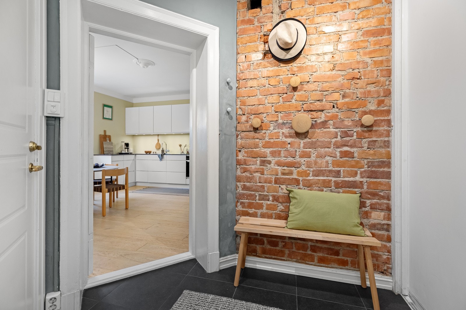 Når du kommer inn i leiligheten blir du møtt av en romslig og innbydende entré. Galleribilde