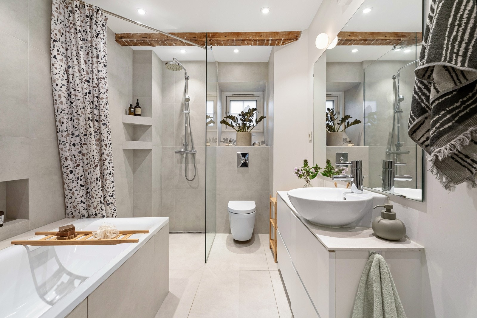 Delikat baderom fra 2019, med 10 års tetthetsgaranti og 5 års garanti på hele prosjektet. Galleribilde