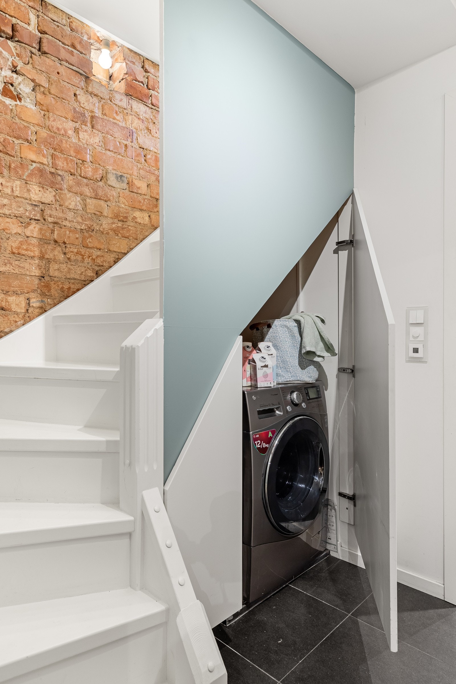 Det er opplegg for vaskemaskin under trapp. Galleribilde