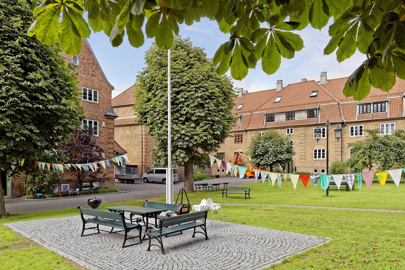 Linderngata 7 er perfekt plassert i et attraktivt nabolag som byr på et bredt spekter av fasiliteter og bekvemmeligheter. Galleribilde