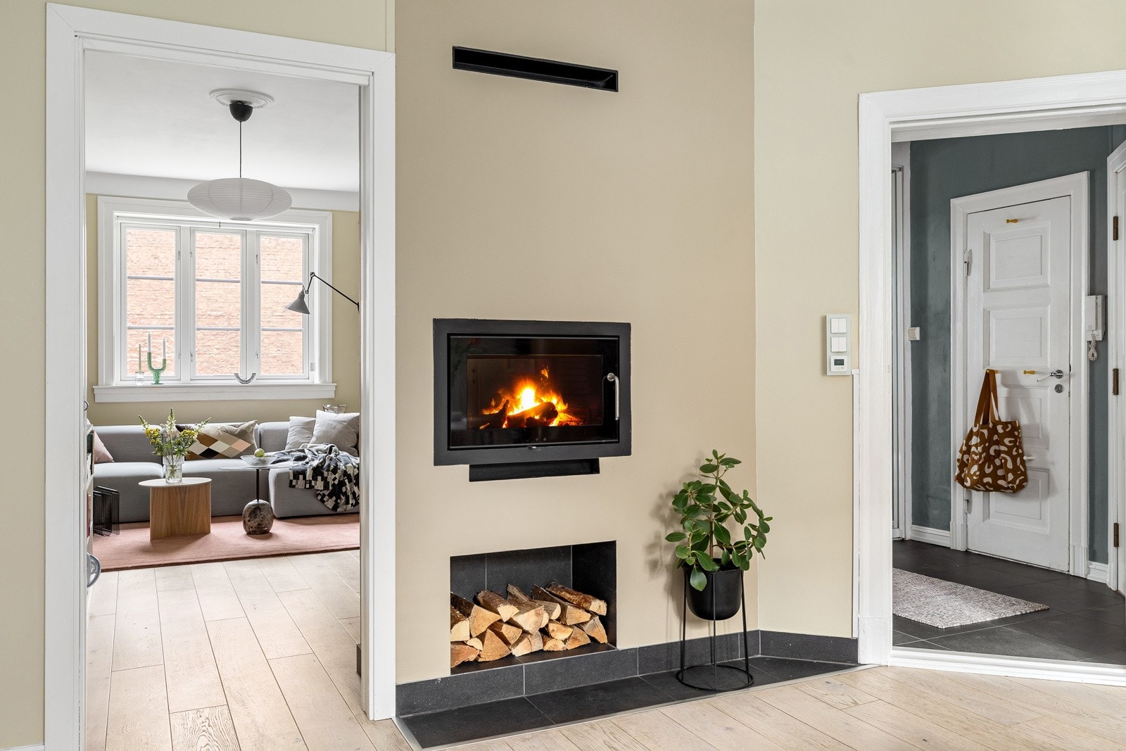 RAIS 2:1 peis er en god romdeler med synlig flamme mot både stue og kjøkken. Galleribilde