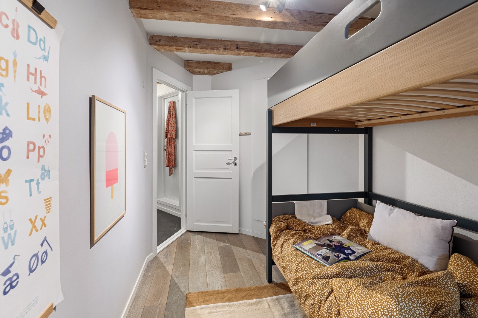 Dette rommet er også av god størrelse og kan innredes på flere måter. Innebygget skap i vegg. Galleribilde