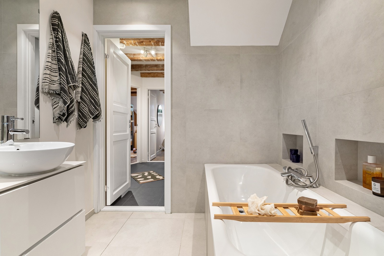 Avslutningsvis servantskap fra KVIK med glatte fronter, plate av kompositt og speil med lysarmatur fra Flos. Galleribilde